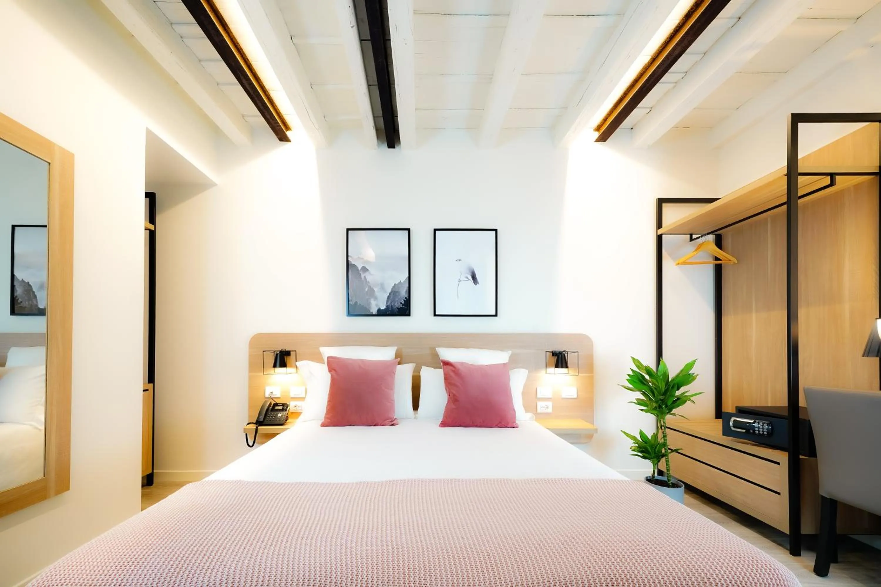 Two Connecting Double Rooms in Bergamo Inn 15