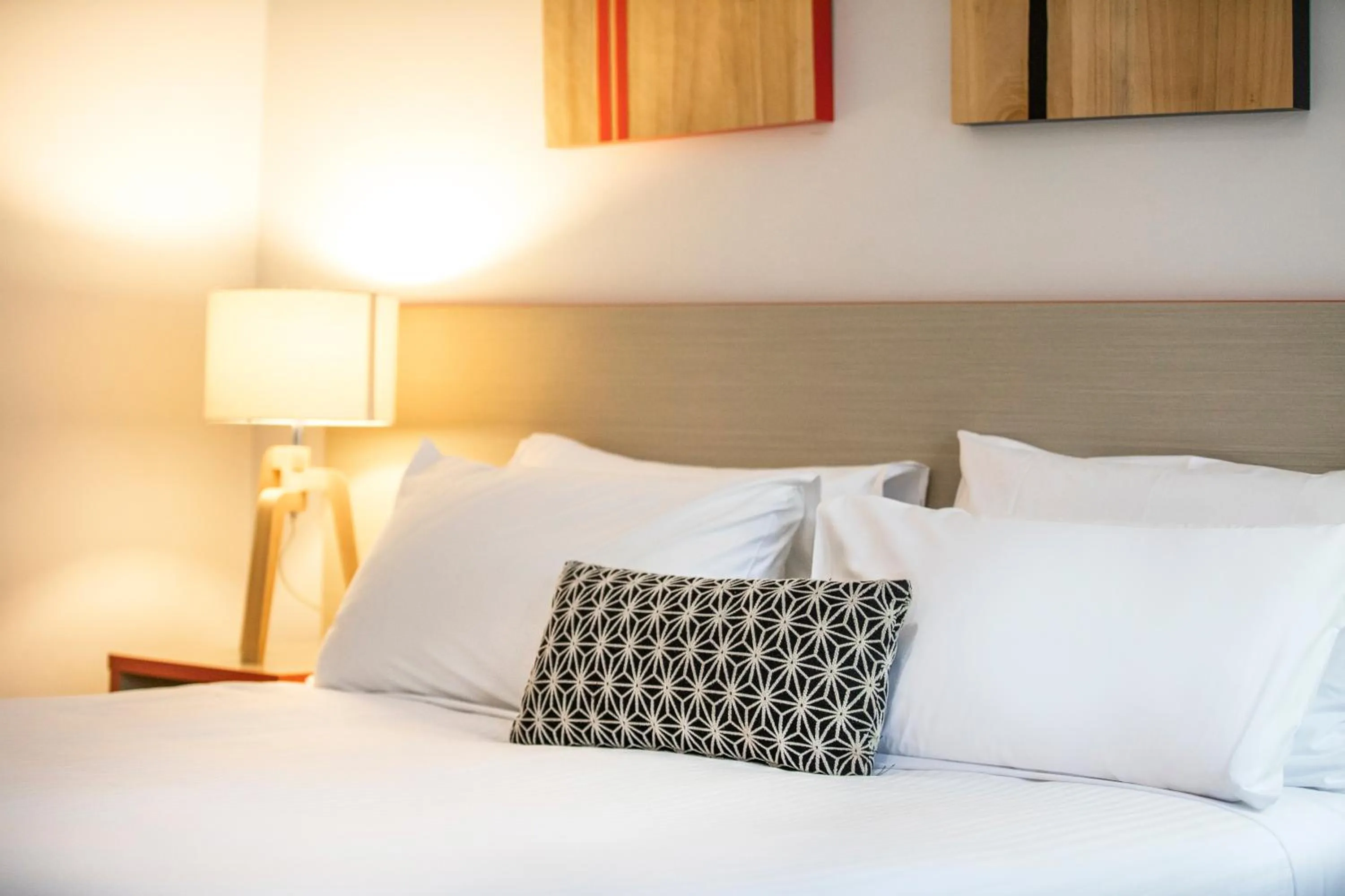 Queen and Single Studio in Burvale Hotel