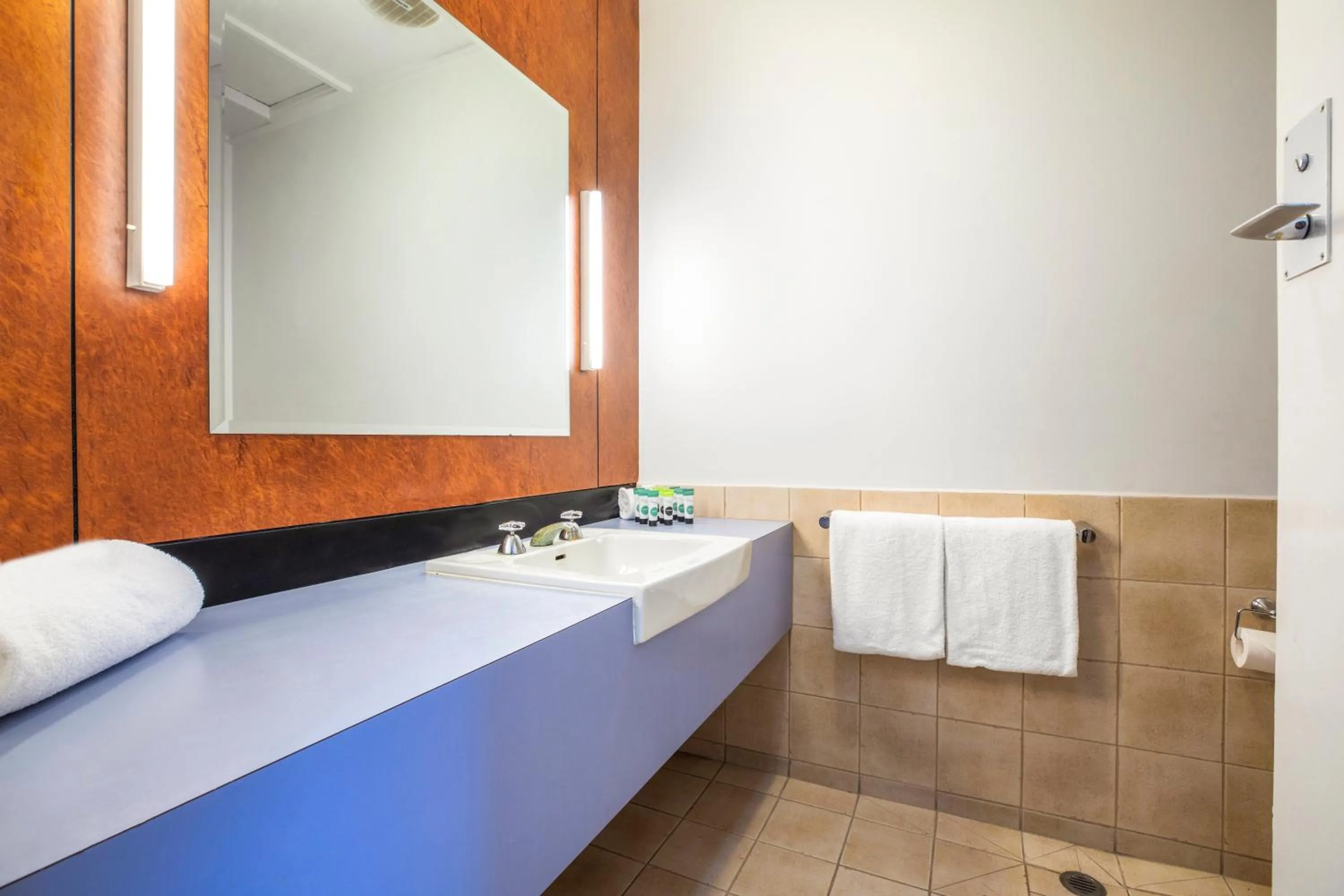 Twin Queen Studio in Burvale Hotel