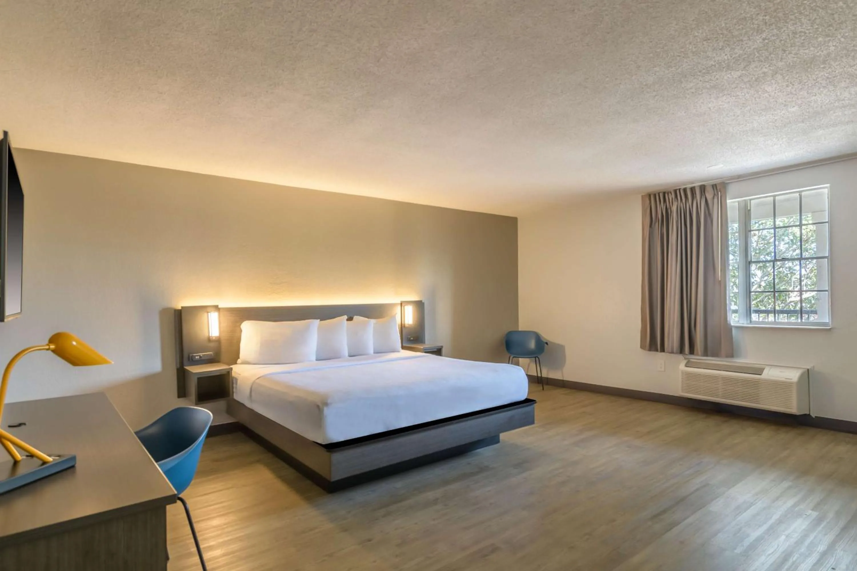 Deluxe Suite - Non-Smoking in Motel 6-Ocala, FL - Conference Center