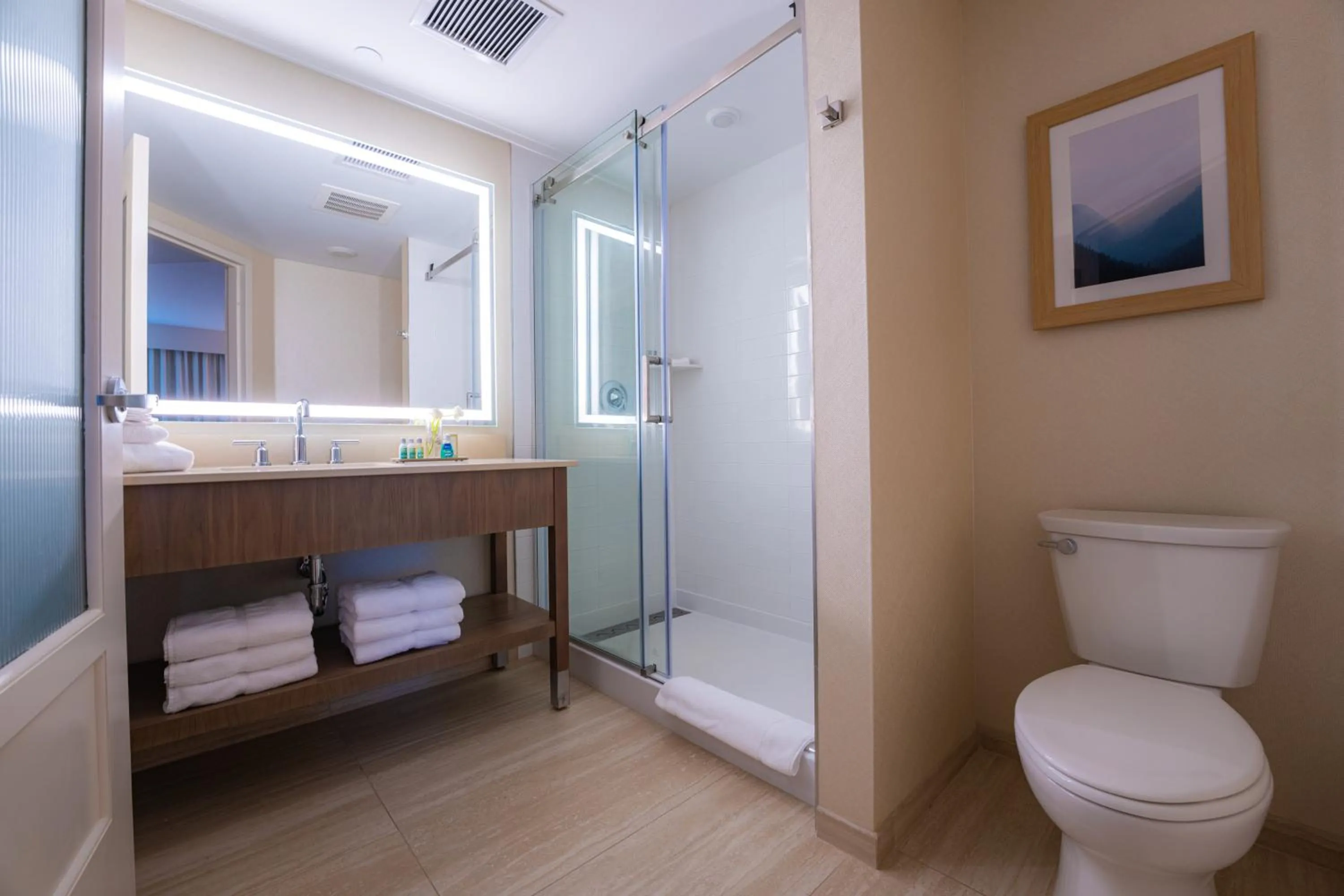 Deluxe Queen Room with Two Queen Beds – Smoking in Mohegan Pennsylvania Casino Resort - Adults Only