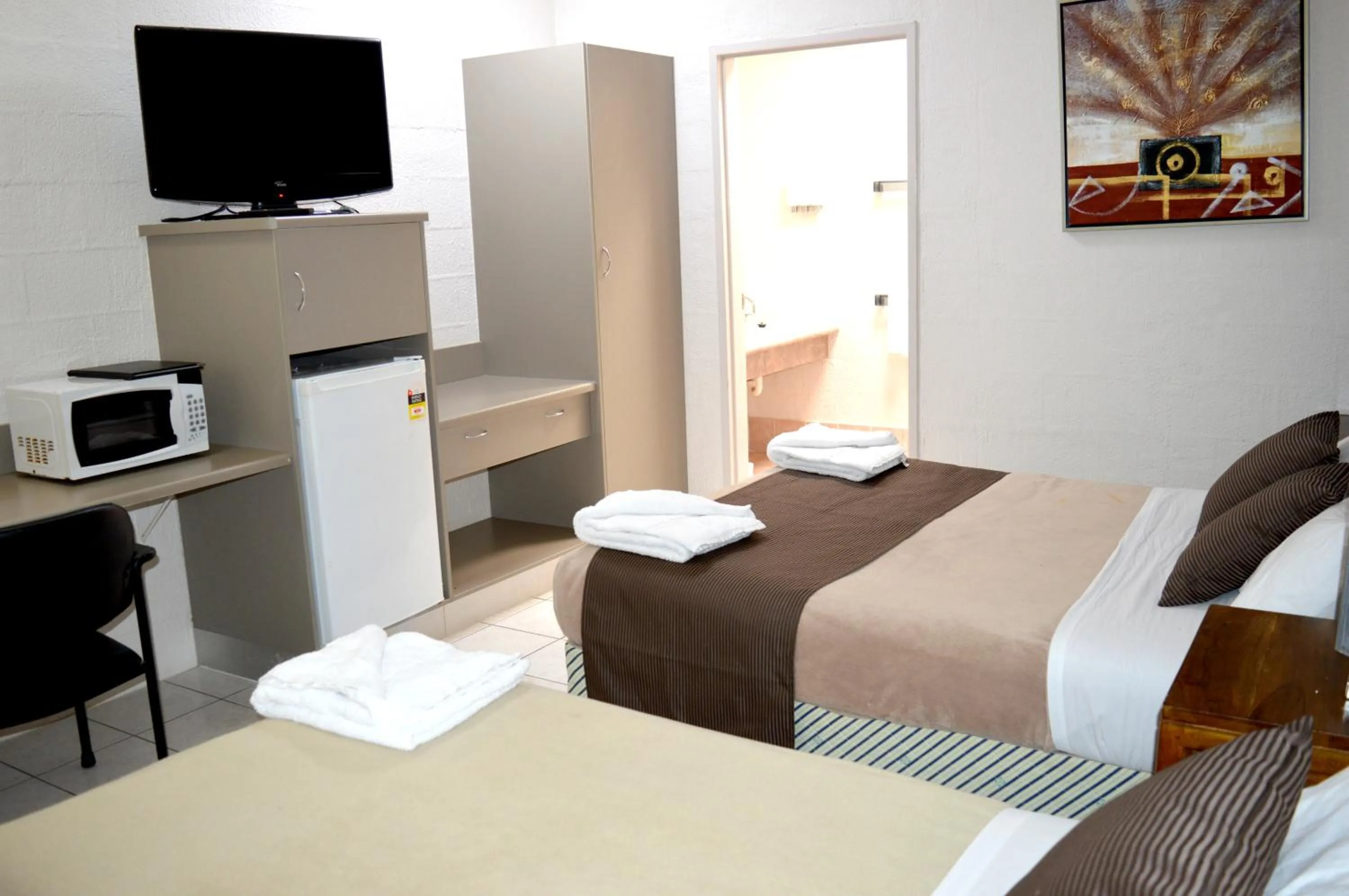 Classic Twin Room in Mid City Motor Inn