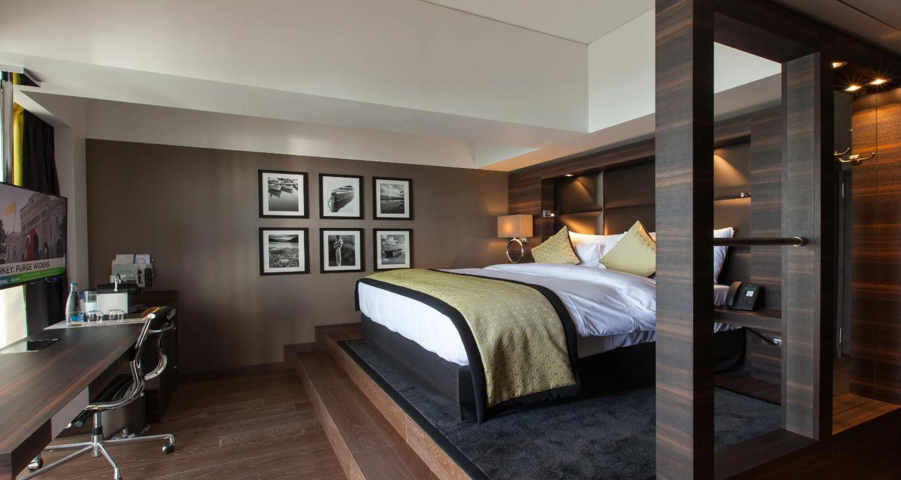 Executive Room with Terrace and Lake view in Hotel Beaulac