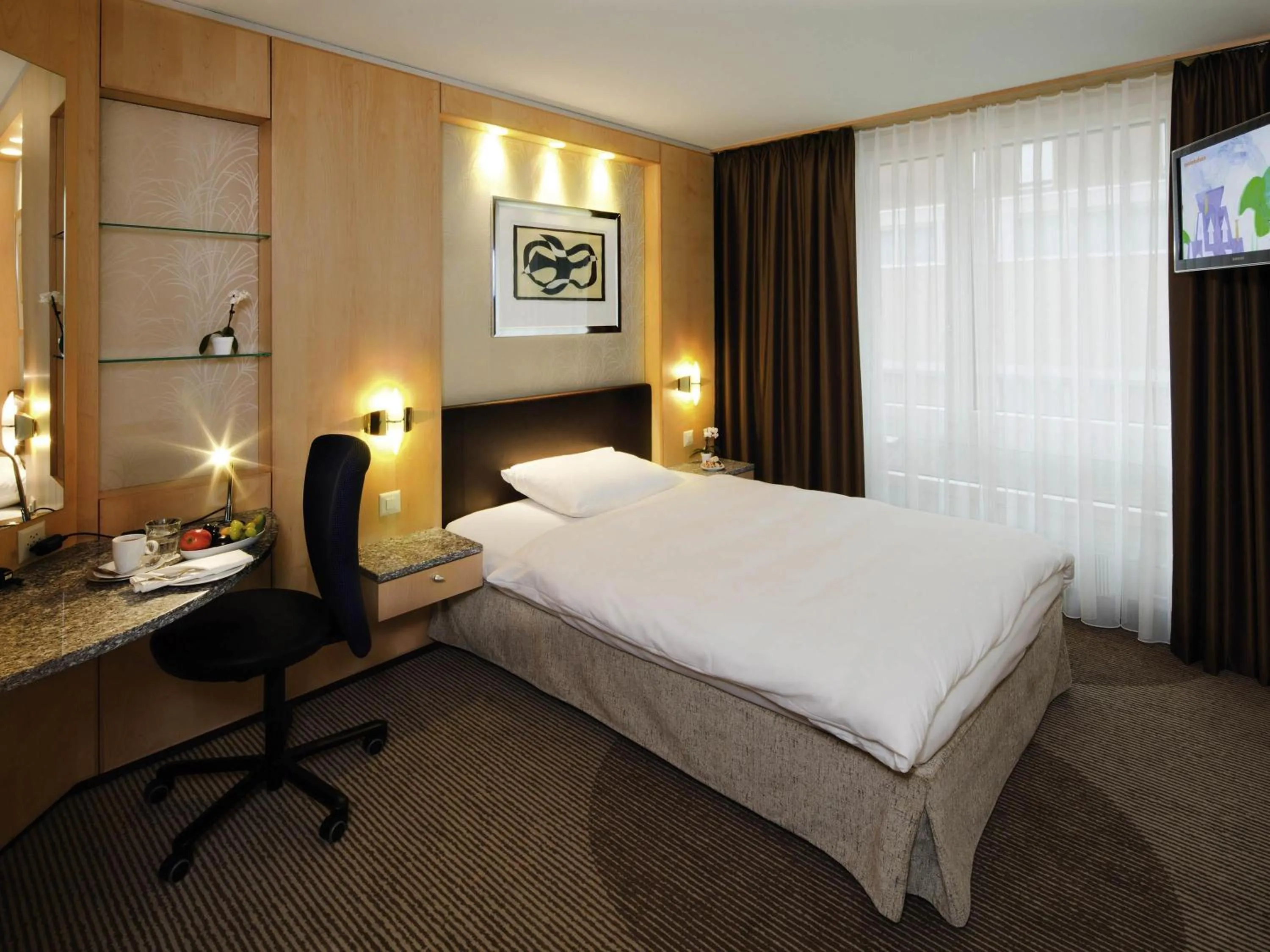 Classic Queen Room in Mövenpick Hotel Zürich-Regensdorf