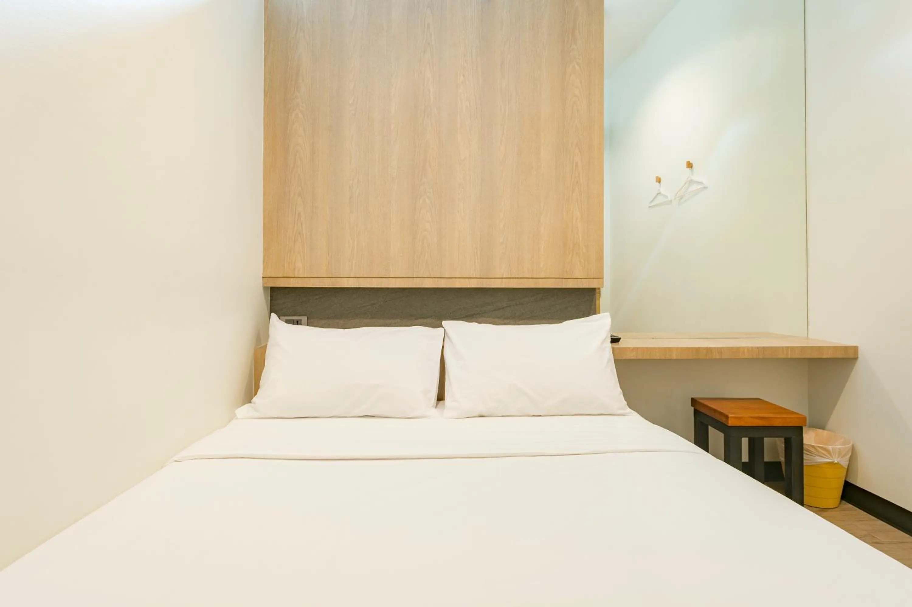 Queen Room with Shared Bathroom - single occupancy in T Hostel @ Victory Monument