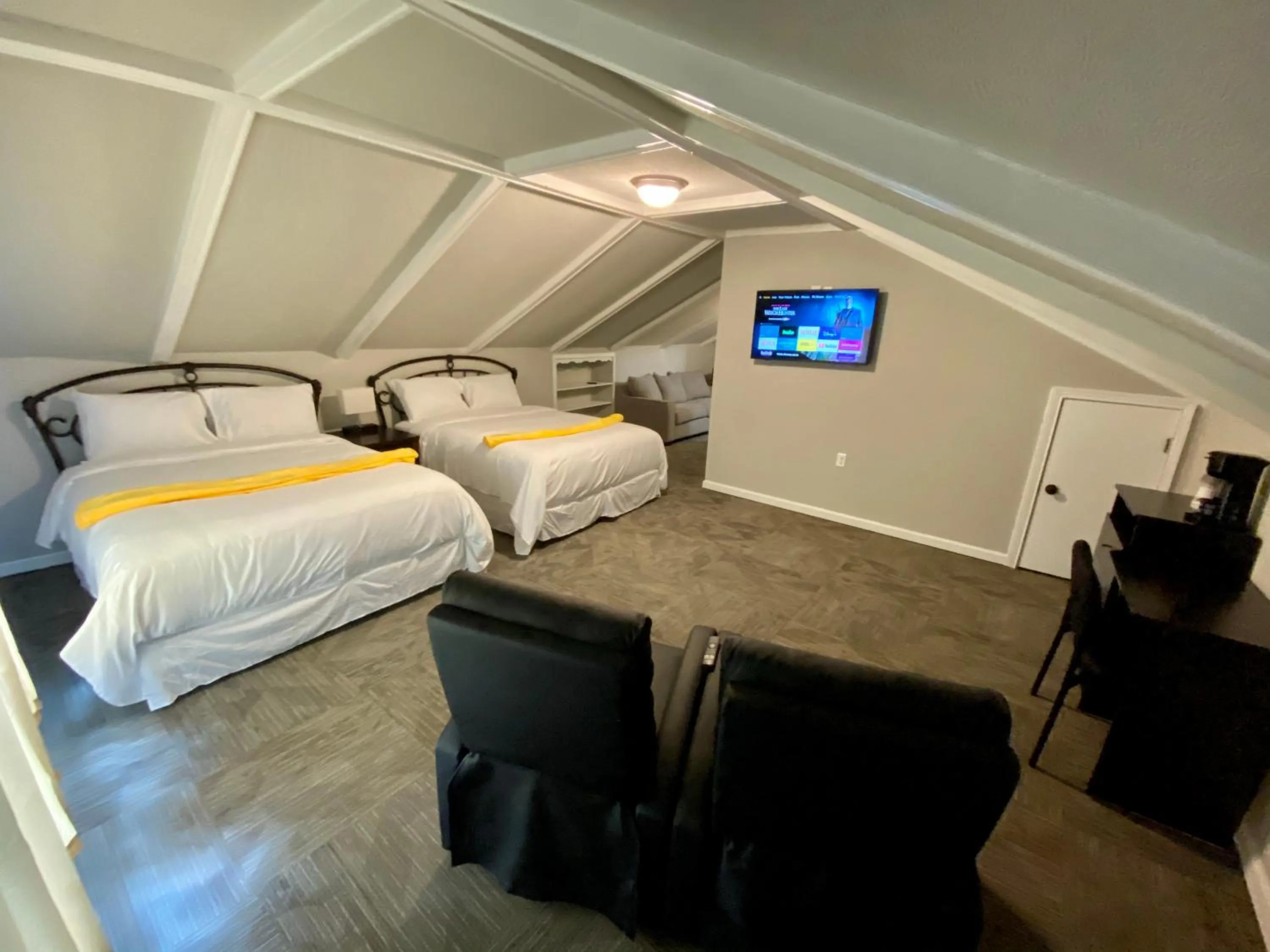 Deluxe Queen Room with Two Queen Beds - Pet Friendly in Twin Lakes Creamery, Grill & Inn