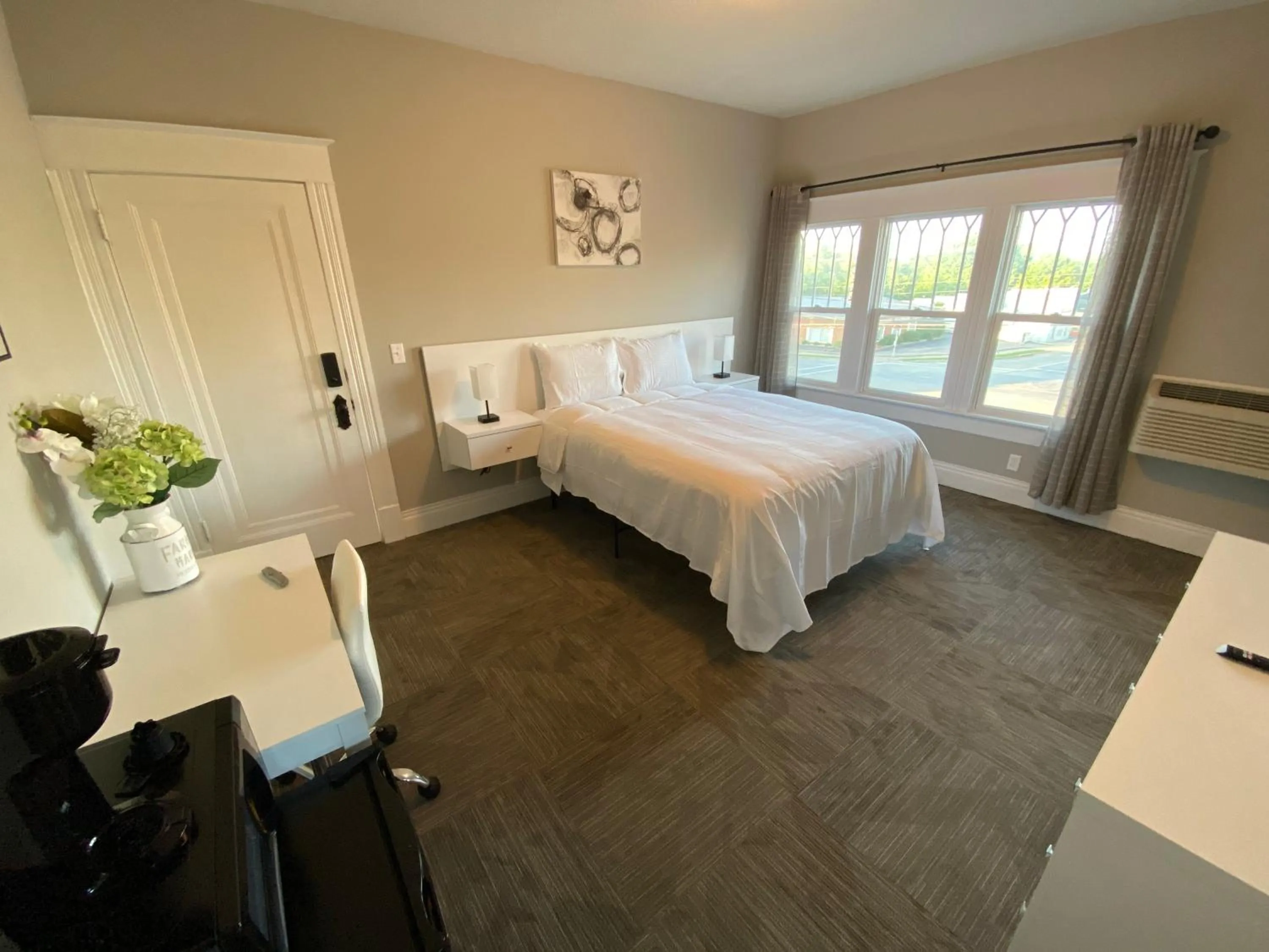 Deluxe Queen Room in Twin Lakes Creamery, Grill & Inn