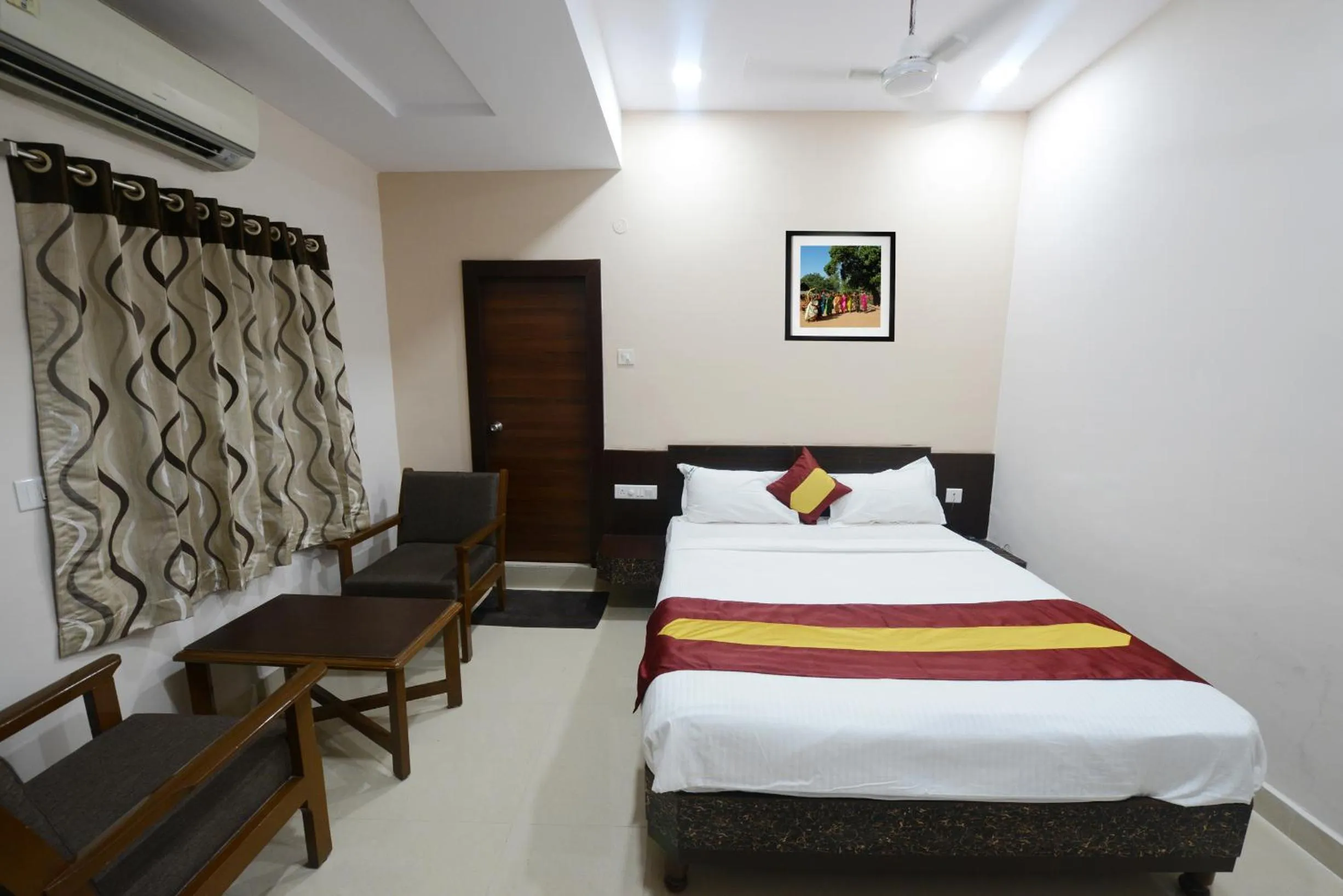 Deluxe Double Room in Dwaraka Inn