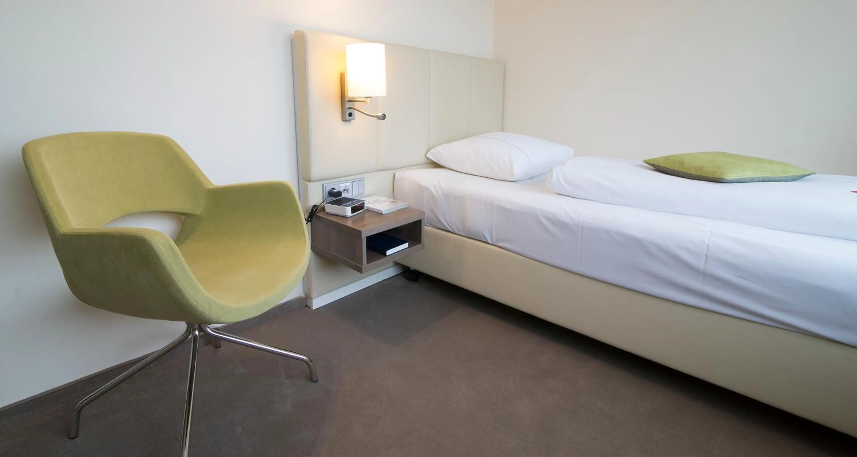 Business Single Room with Roll-In Shower and Adjustable Shower Chair - Mobility Accessible in Best Western Plus Hotel Bremerhaven