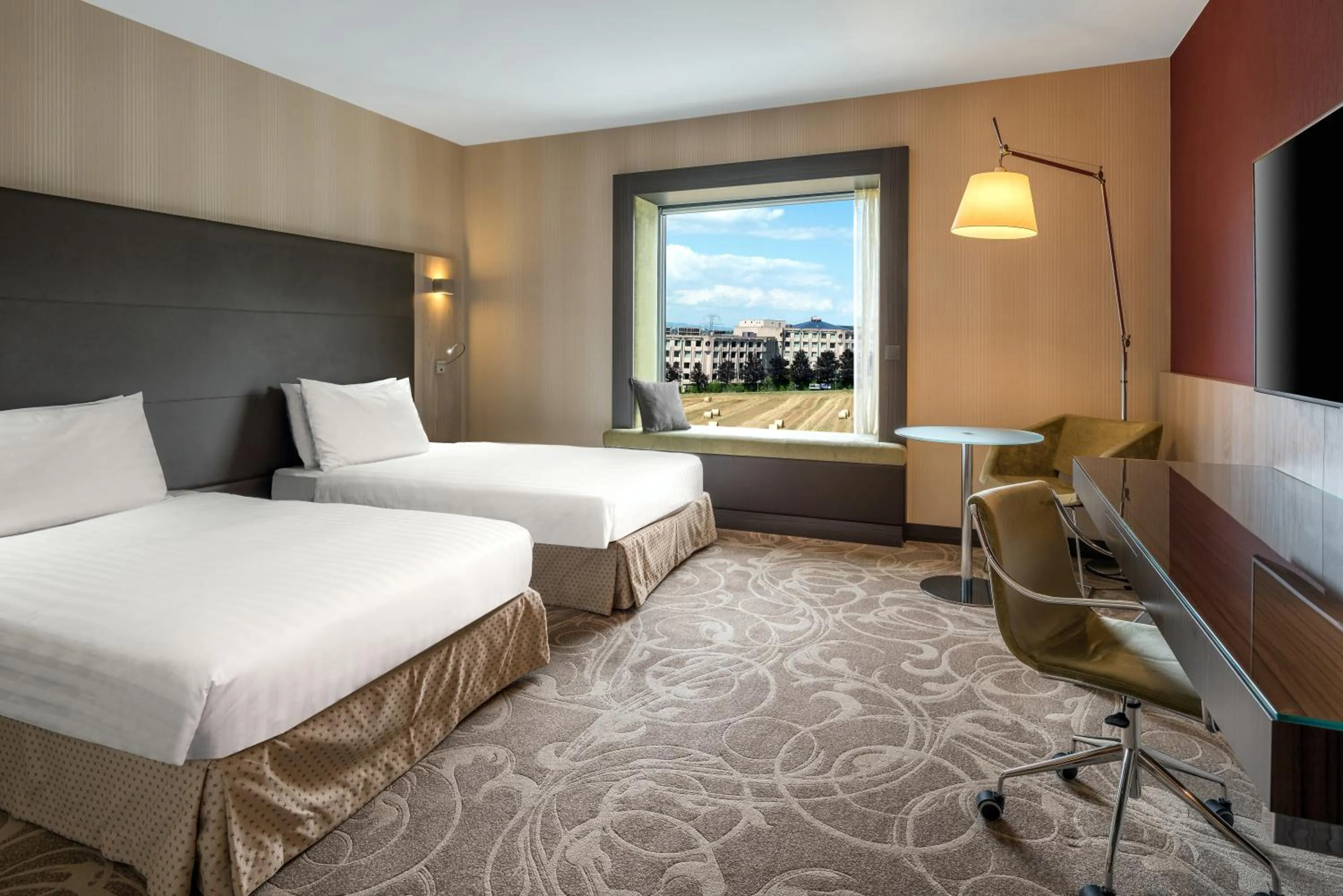 Deluxe Twin Room in Hilton Geneva Hotel and Conference Centre