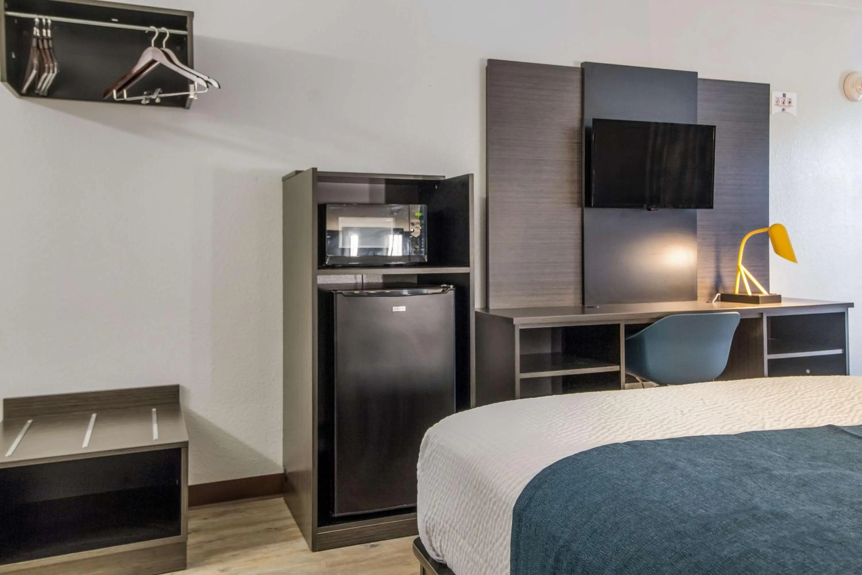 Deluxe Room in Motel 6 Groves, Tx