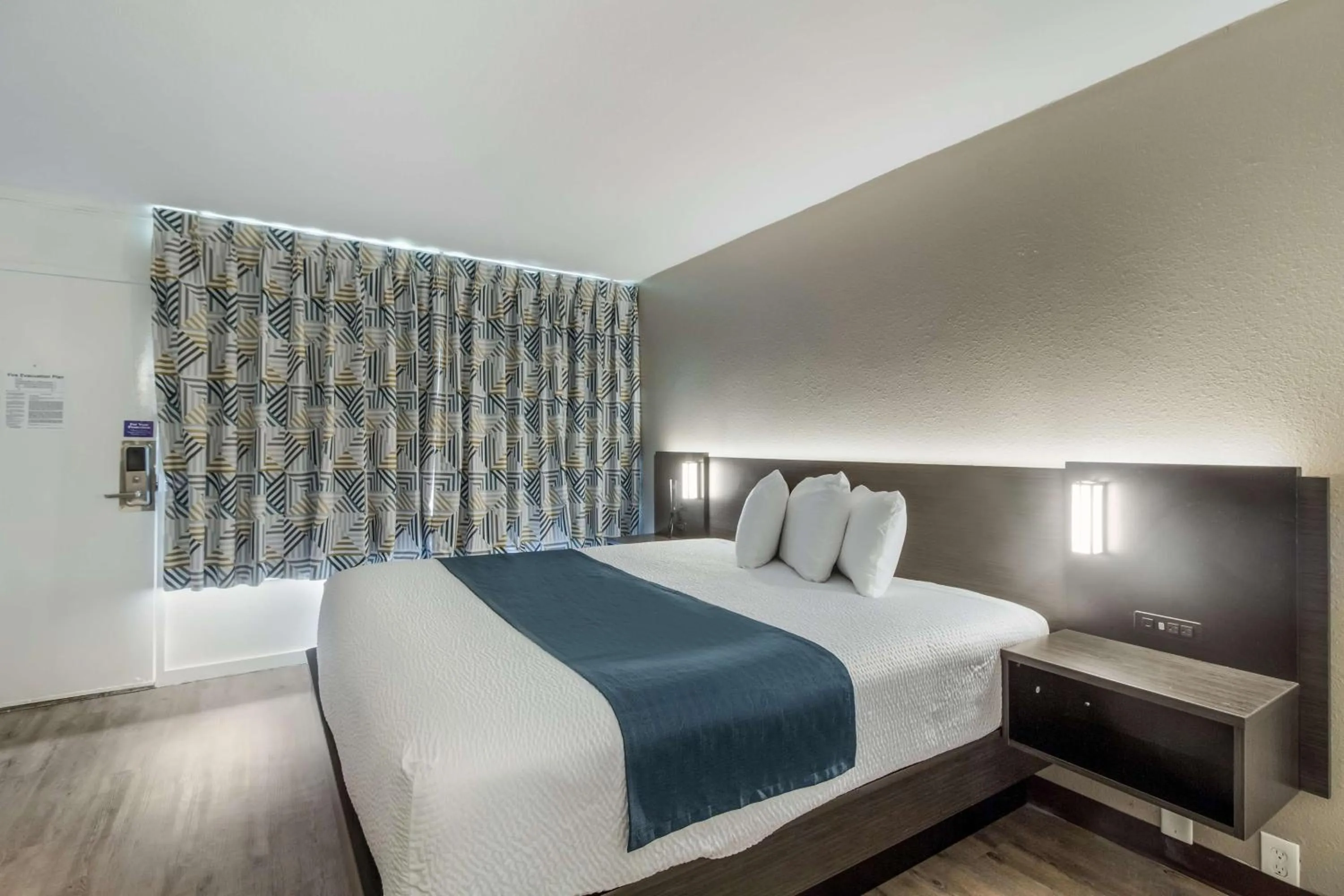 King Room - Disability Access - Non-Smoking in Motel 6 Groves, Tx