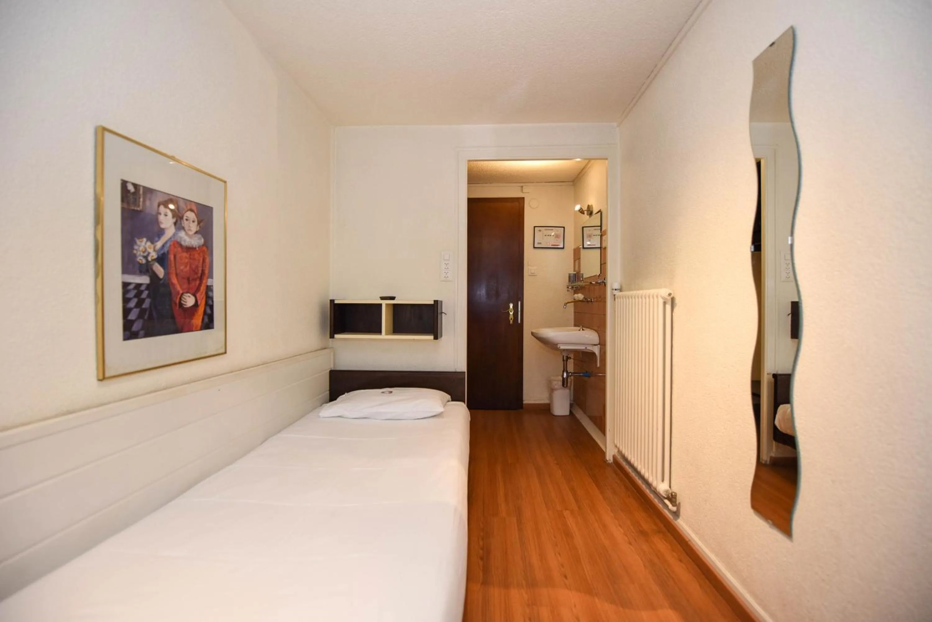 Single Room with Shared Bathroom - single occupancy in Hotel St. Gervais