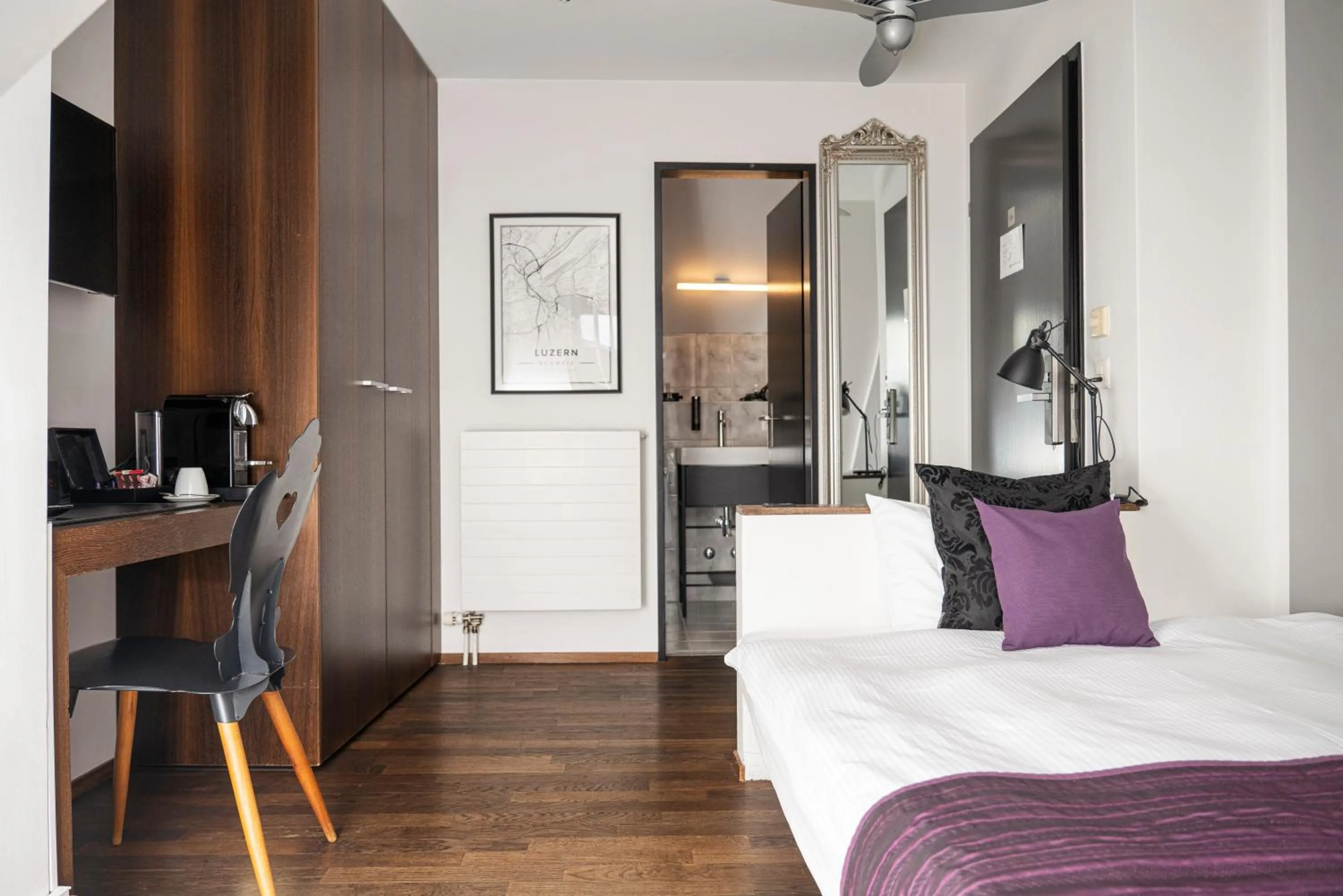 Single Room Grand lit in Boutique Hotel Weisses Kreuz - Adult only Hotel