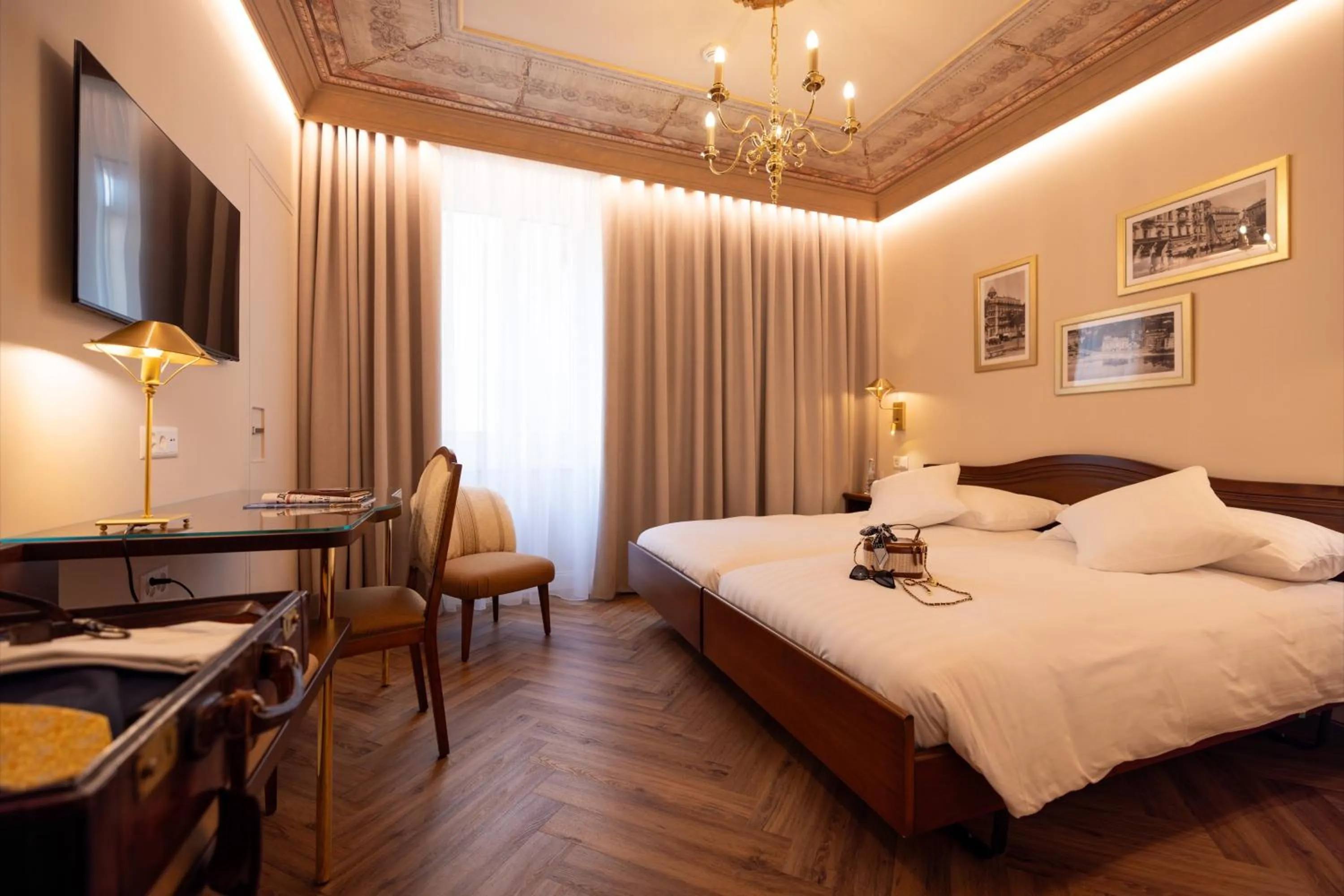 Classic Double Room with Courtyard View in International au Lac Historic Lakeside Hotel