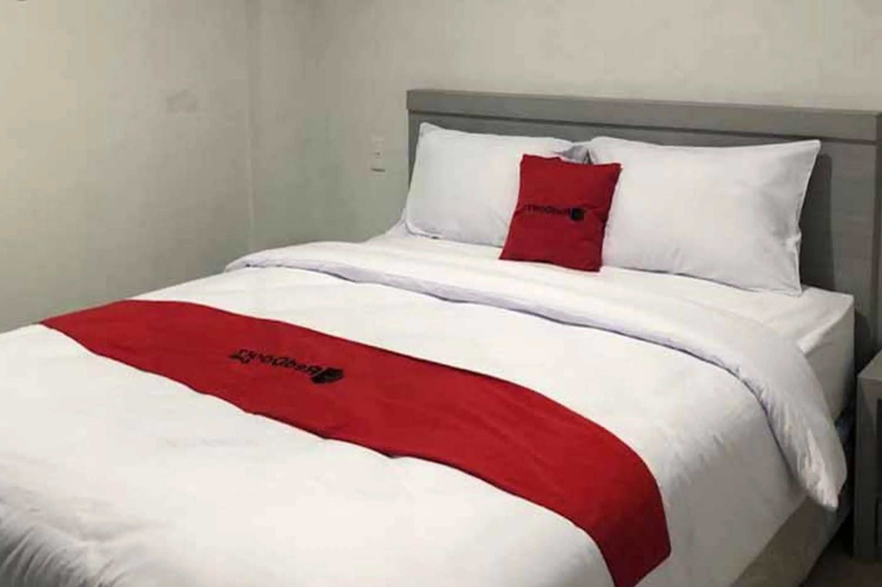 Double Room in RedDoorz near RS USU Medan 3