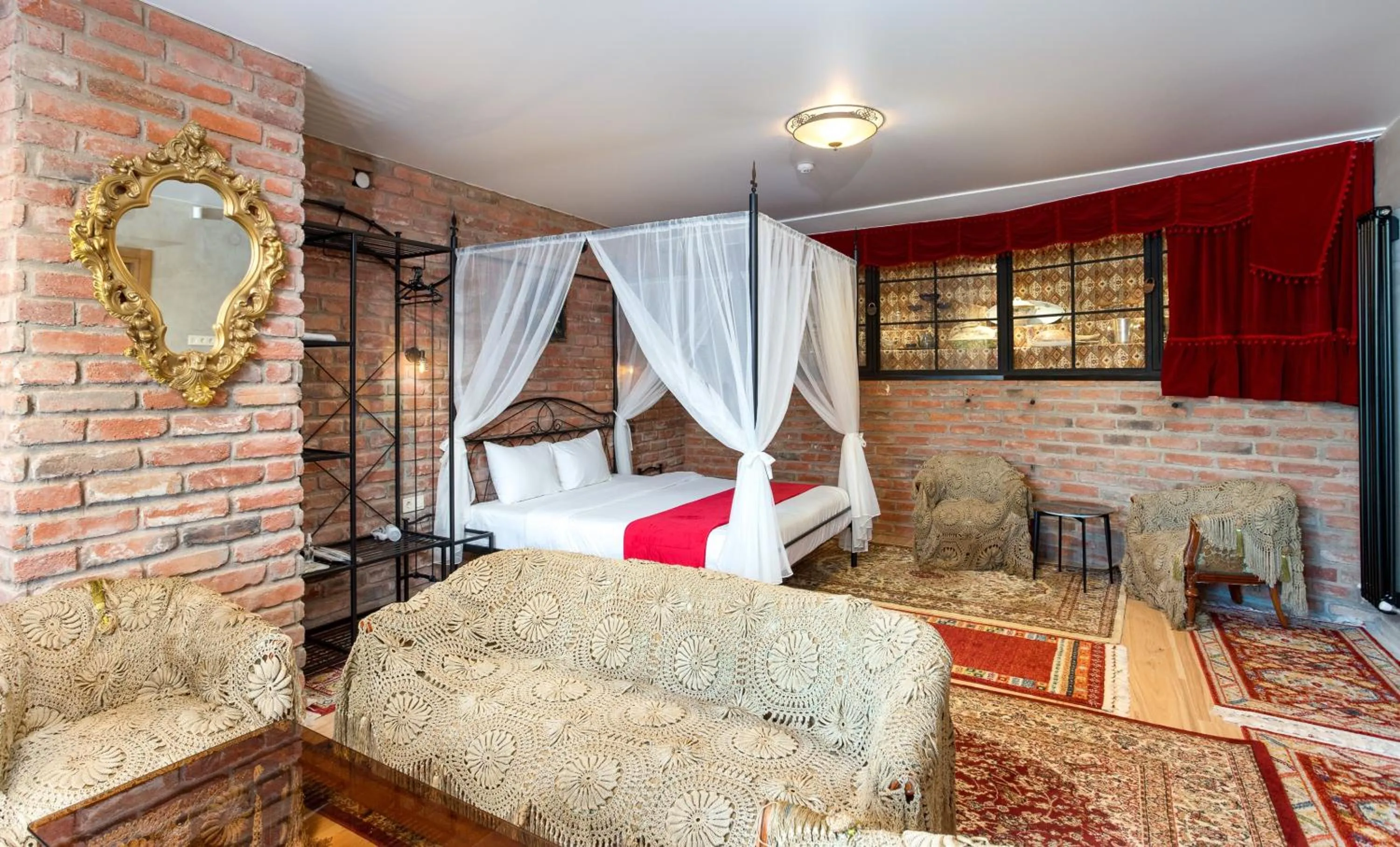 Queen Room in Brooch Boutique Hotel