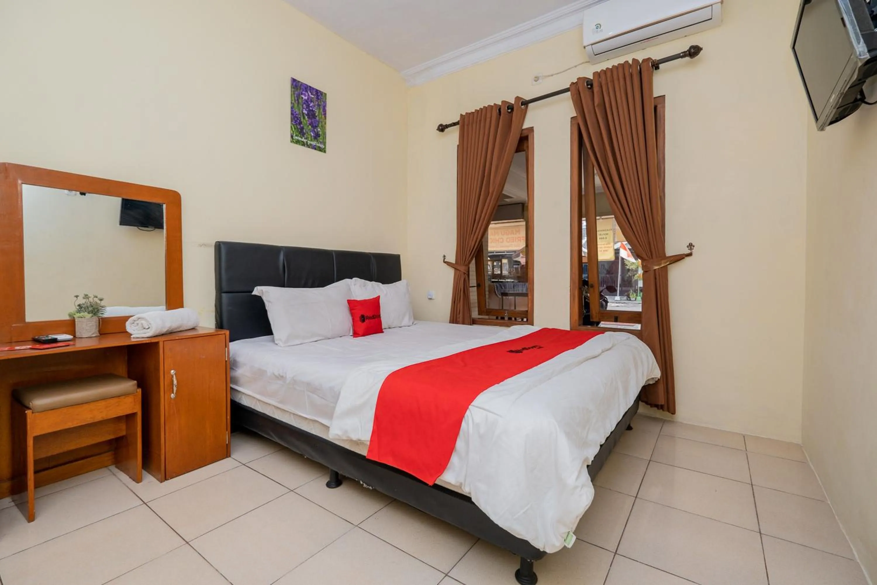 Standard Double Room in RedDoorz Syariah At Danau Maninjau Sawojajar