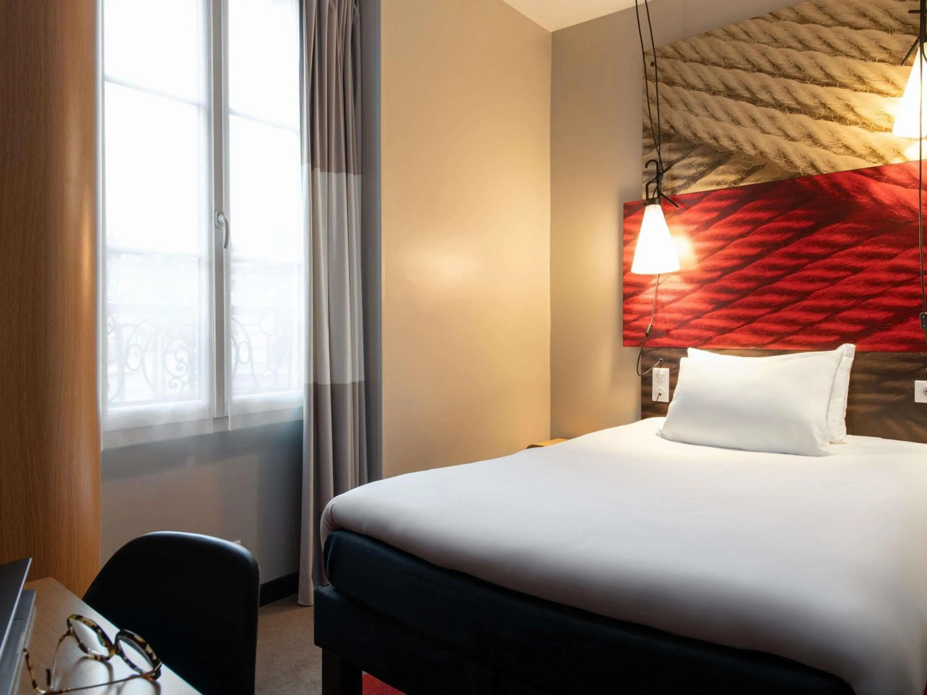 Standard Single Room in ibis Paris Avenue de la Republique