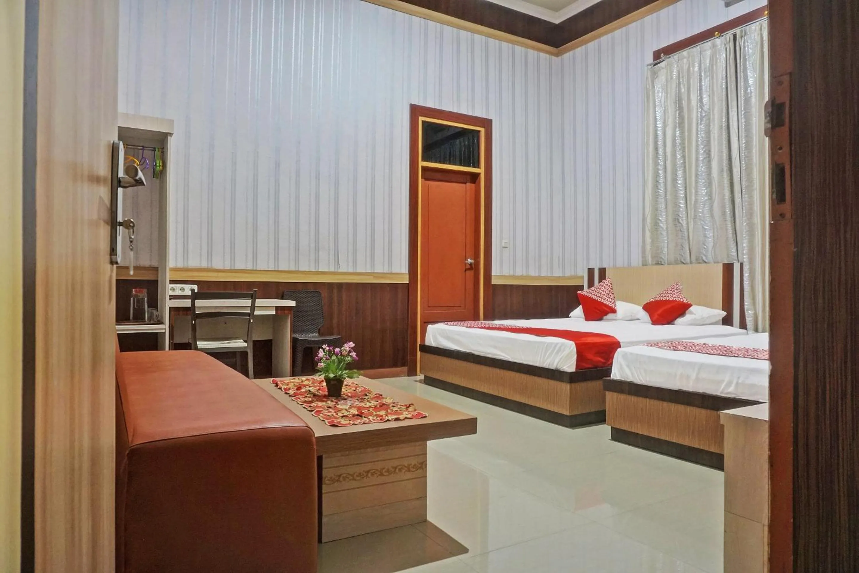 Family Suite in Collection O 91488 Hotel Lingkarsut Jeneponto Near Patung kuda, Jeneponto