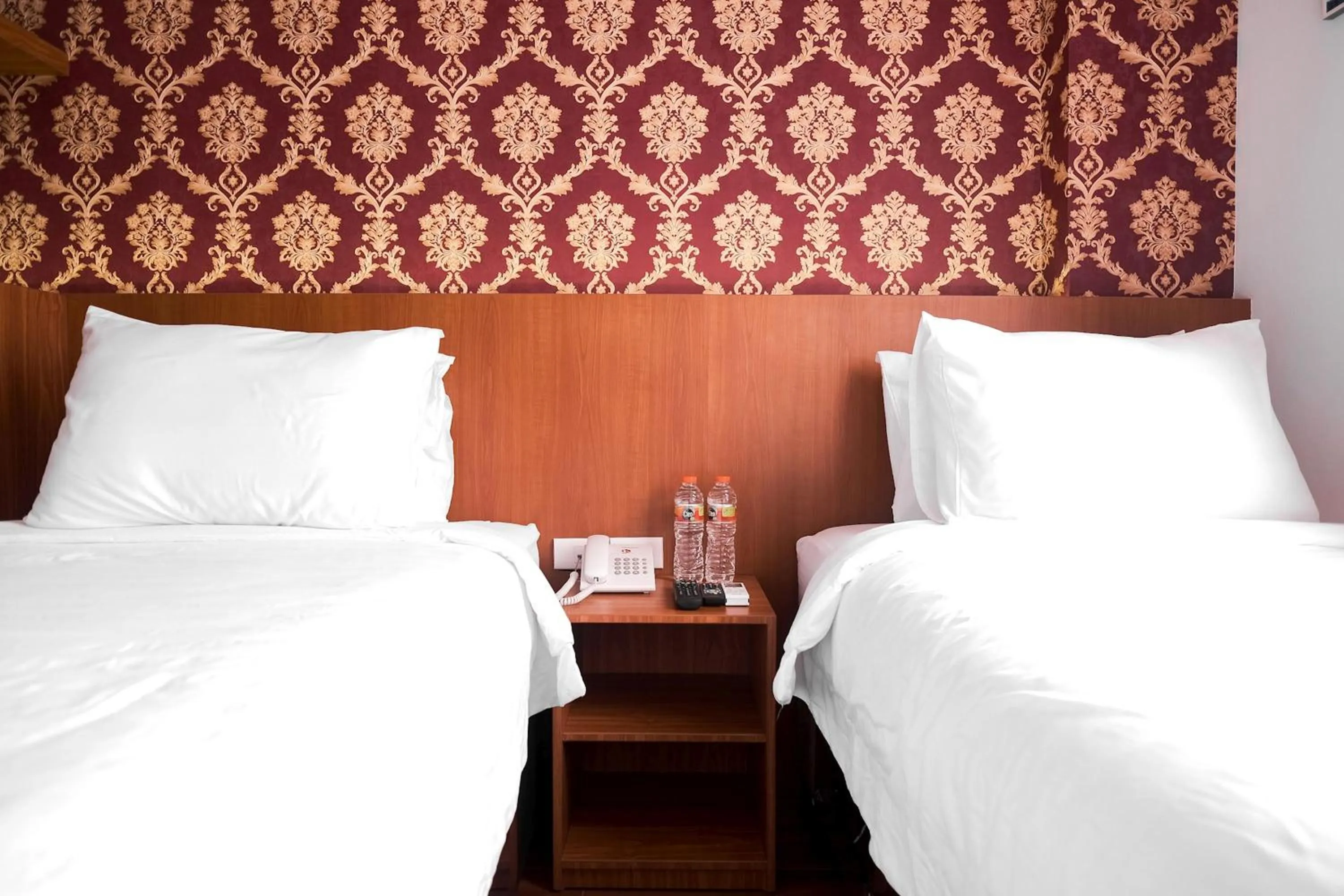 Standard Twin Room in King's Palace Medan RedPartner