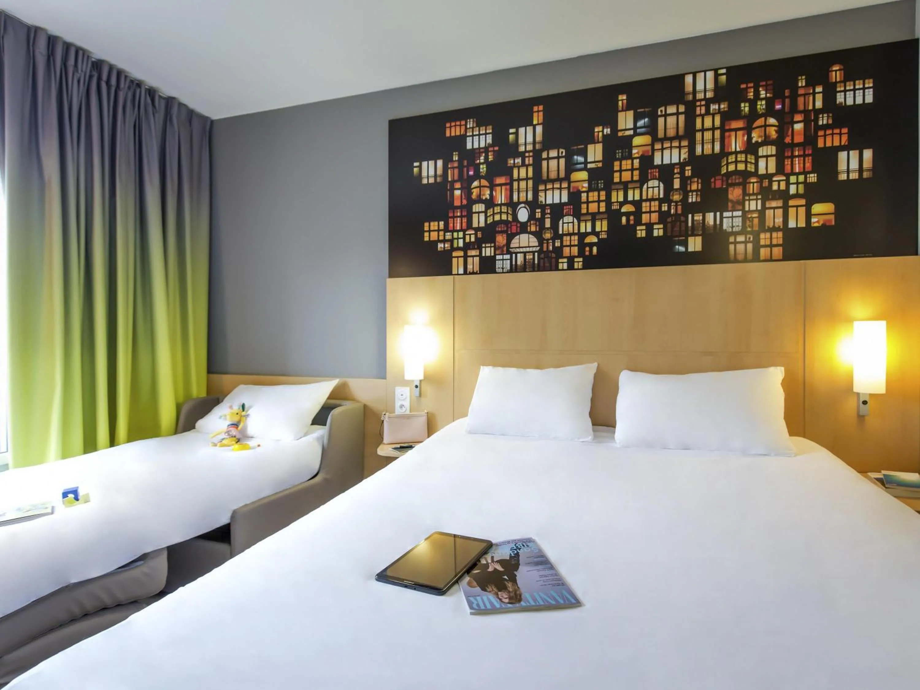 Standard Room with One Double Bed and One Single Bed in ibis Lyon Sud Vienne Saint-Louis