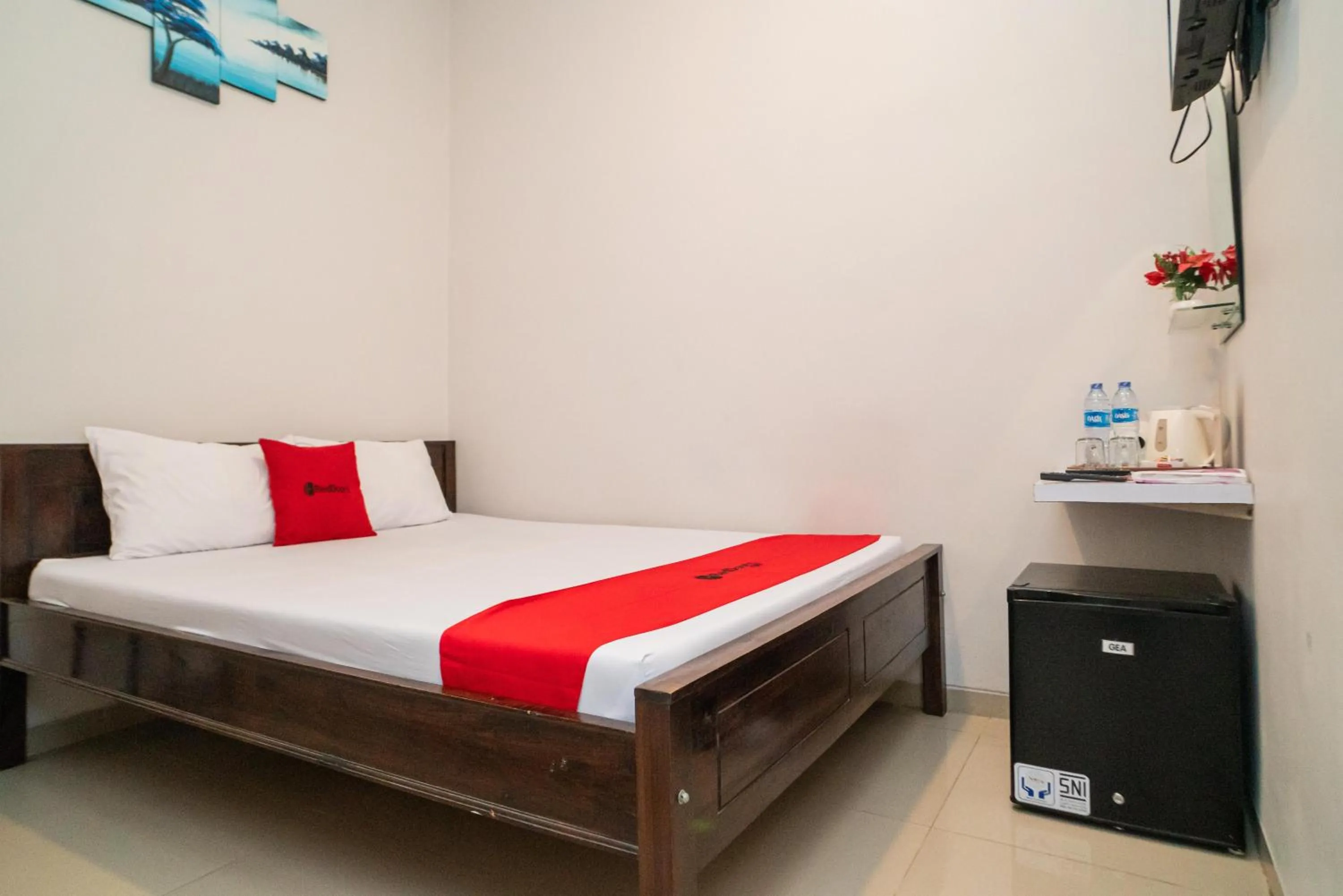 Double Room in RedDoorz at MERR Rungkut Jl Gunung Anyar