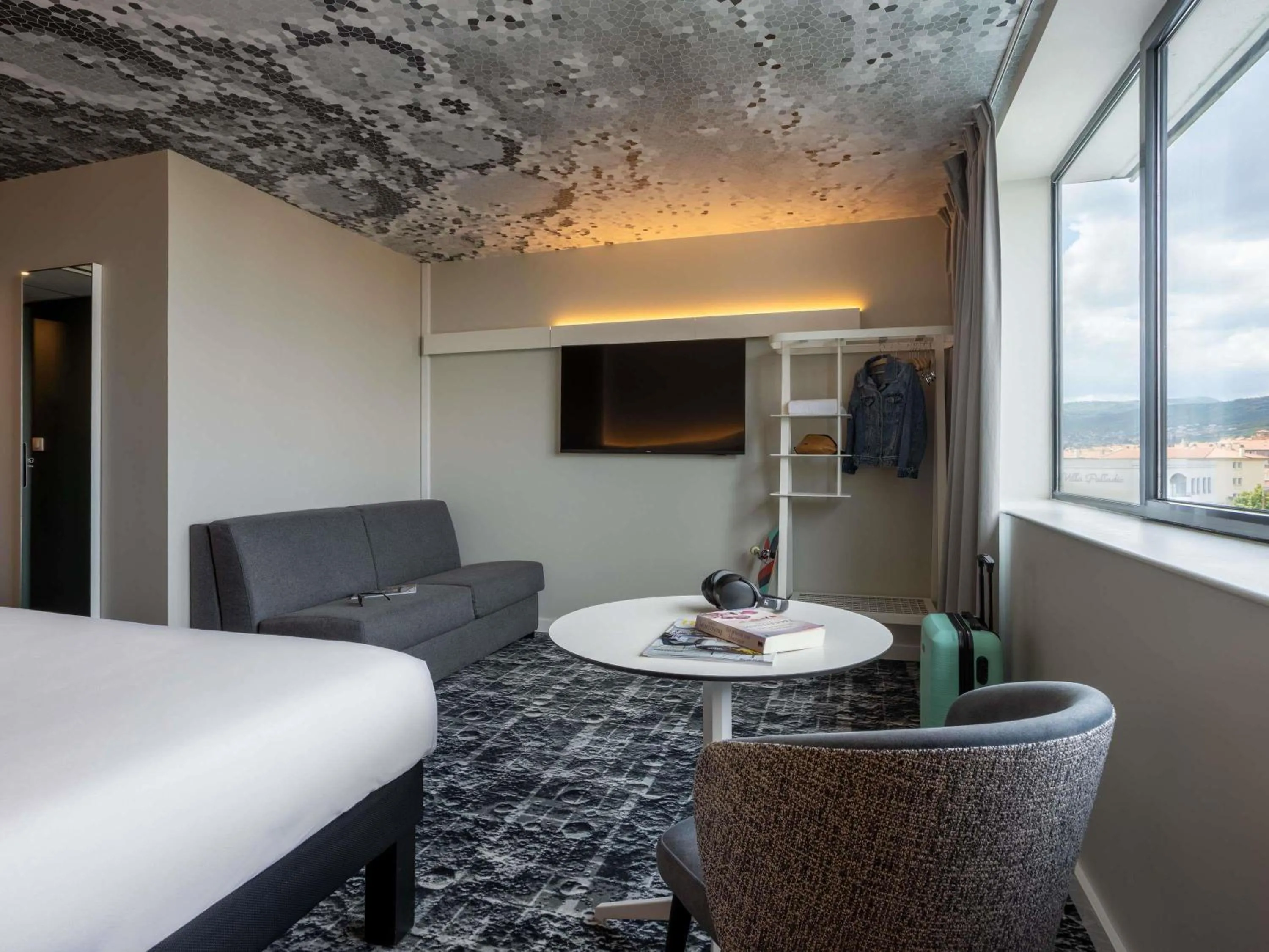 Family Room with 1 Double and 2 Single Beds in ibis Clermont Ferrand Montferrand