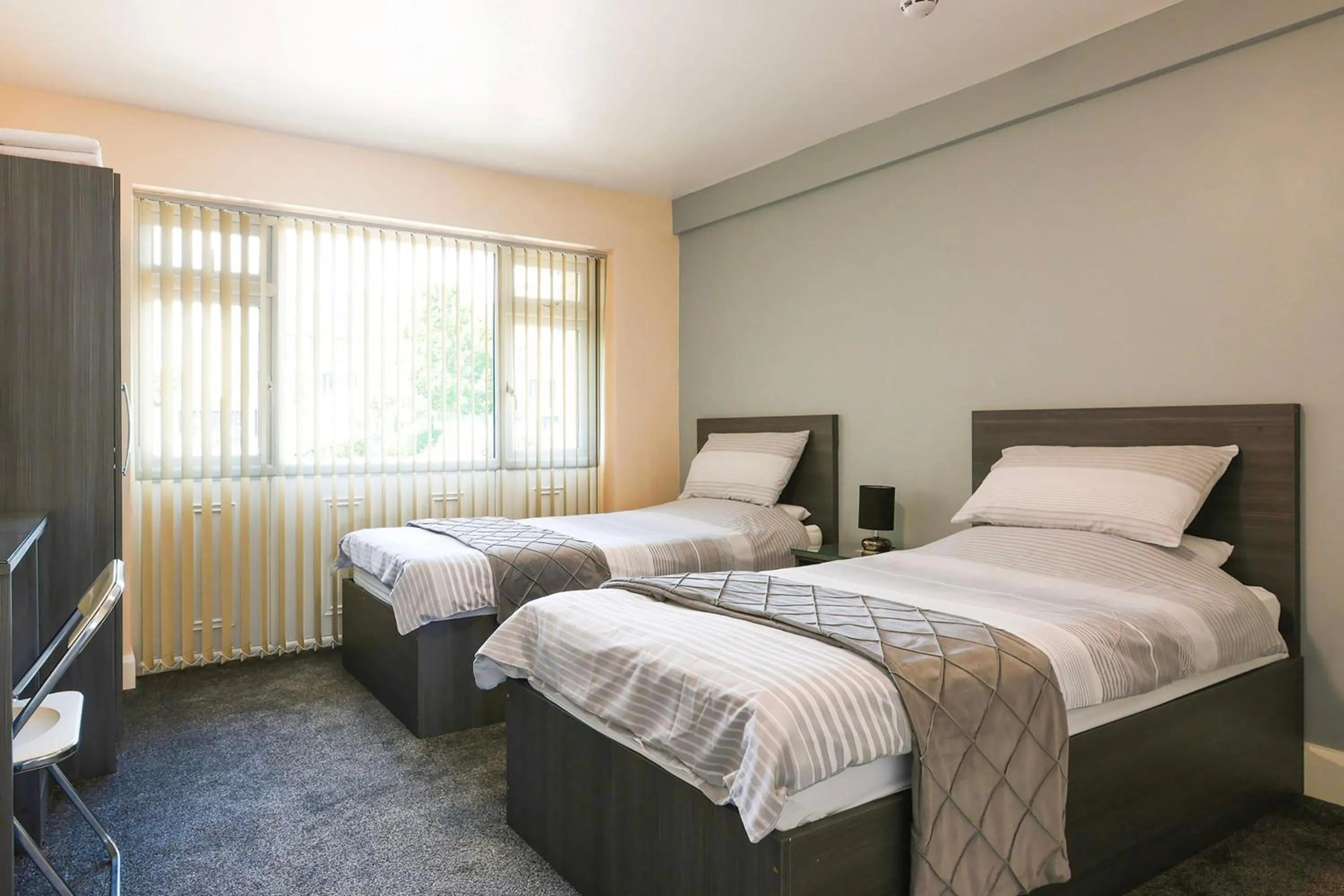 Standard Twin Room in OYO Honeycroft Lodge