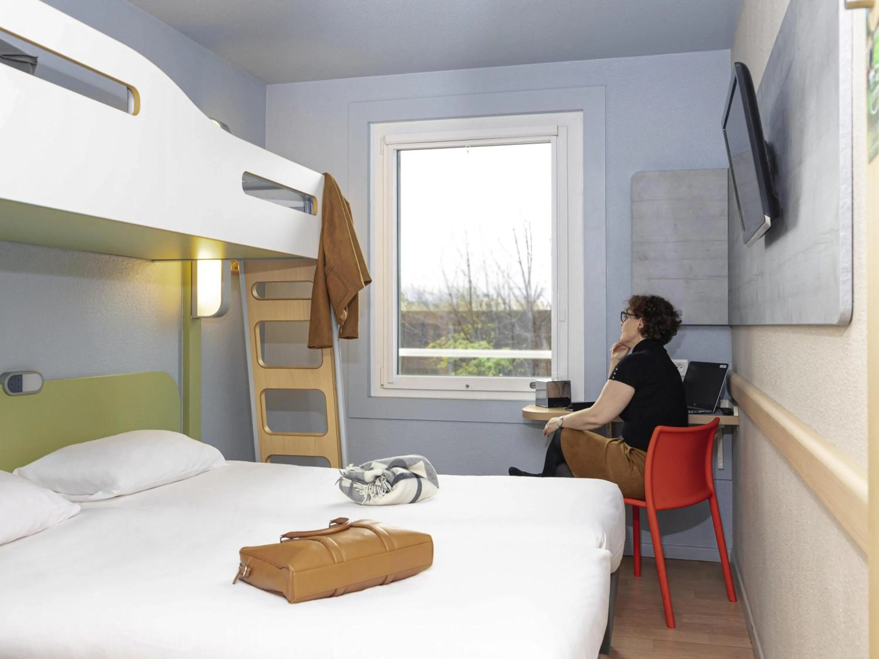 Room with One Queen Bed and One Bunk Bed in ibis budget Paris Porte de Vanves