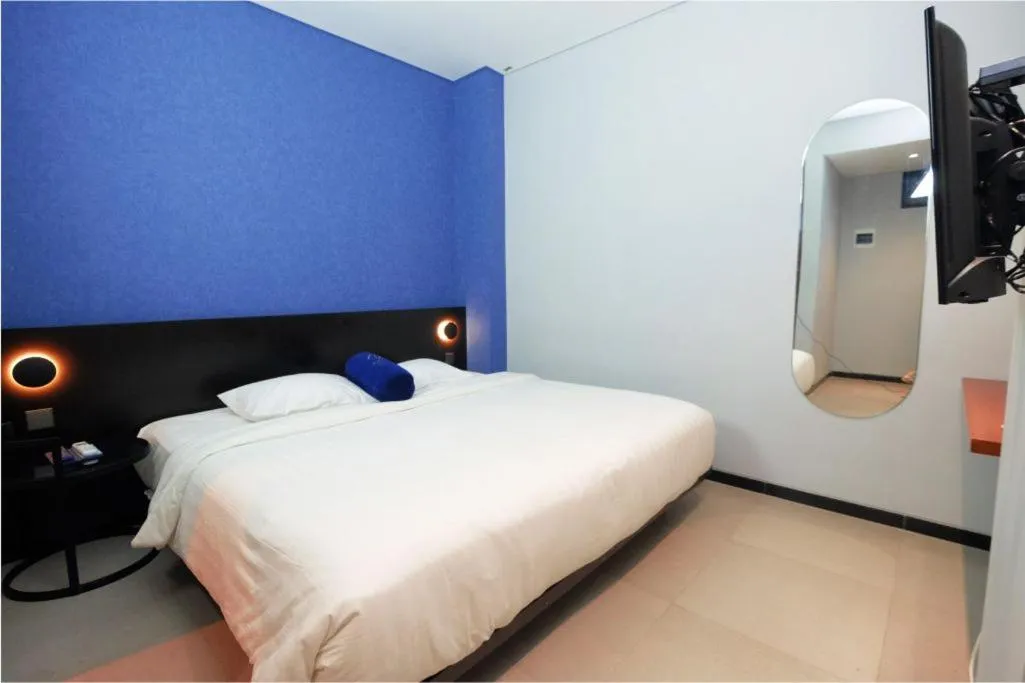 Standard Double Room in Hotel Youstay Semarang by Sinergi