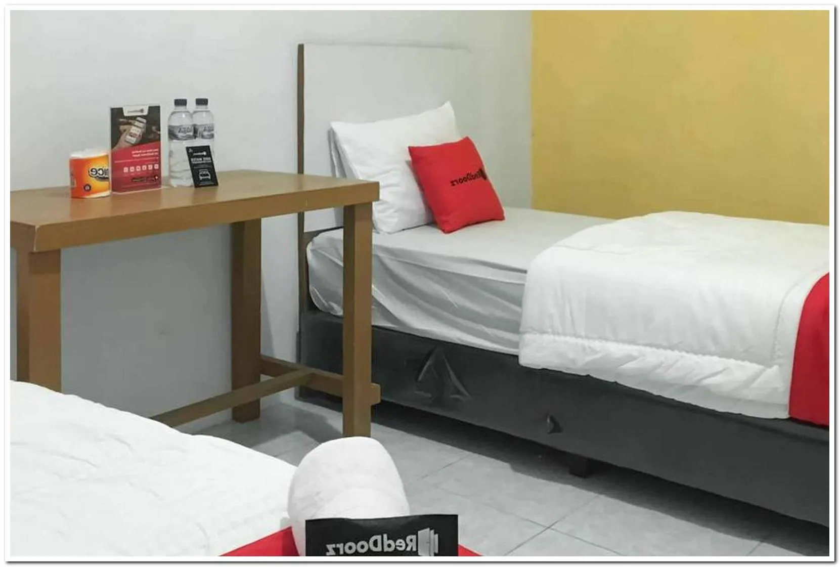 Standard Twin Room in RedDoorz @ Simpang Pos Medan