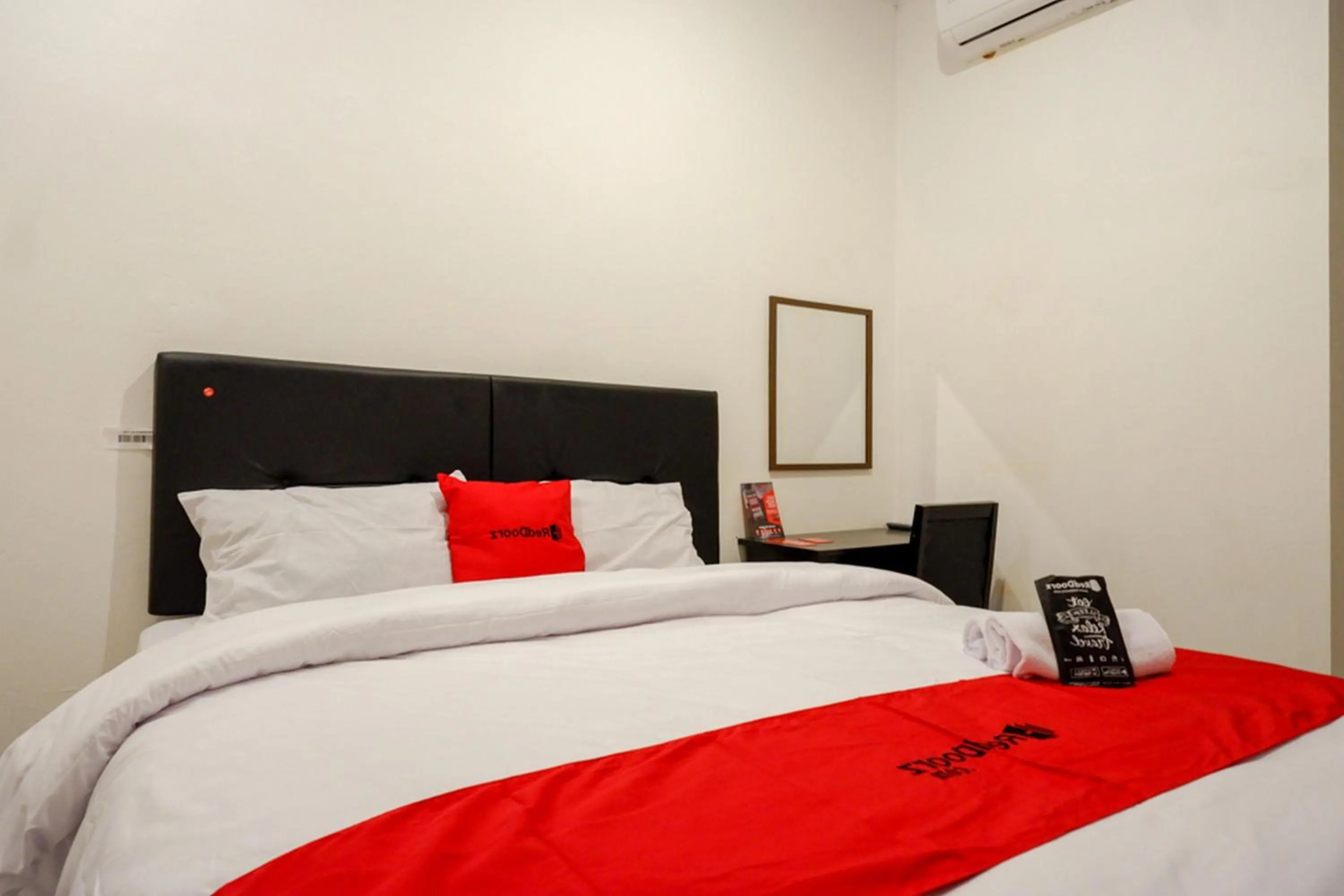 Deluxe Room in RedDoorz @ Jalan Wonosari KM.9