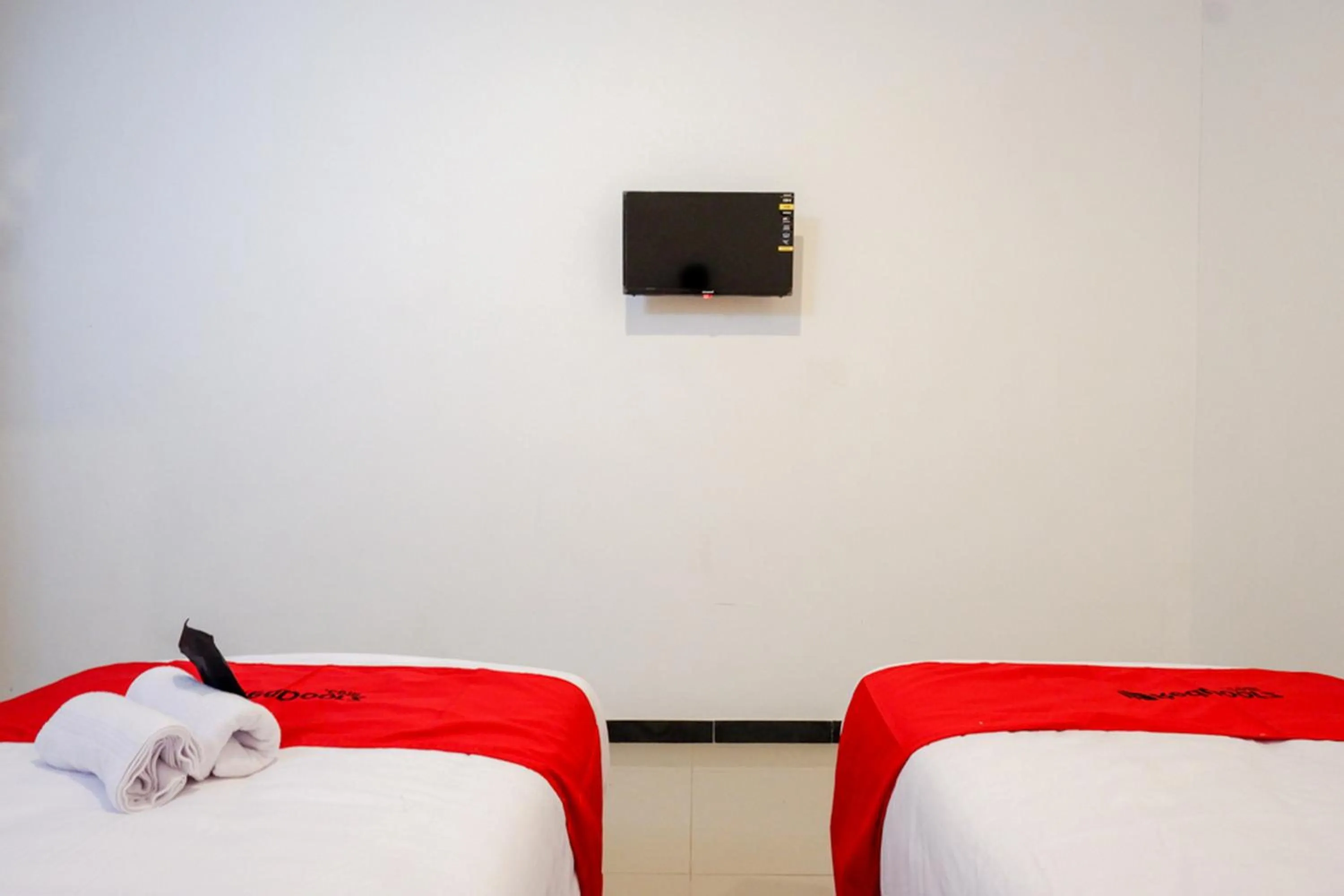 Deluxe Twin Room in RedDoorz @ Jalan Wonosari KM.9