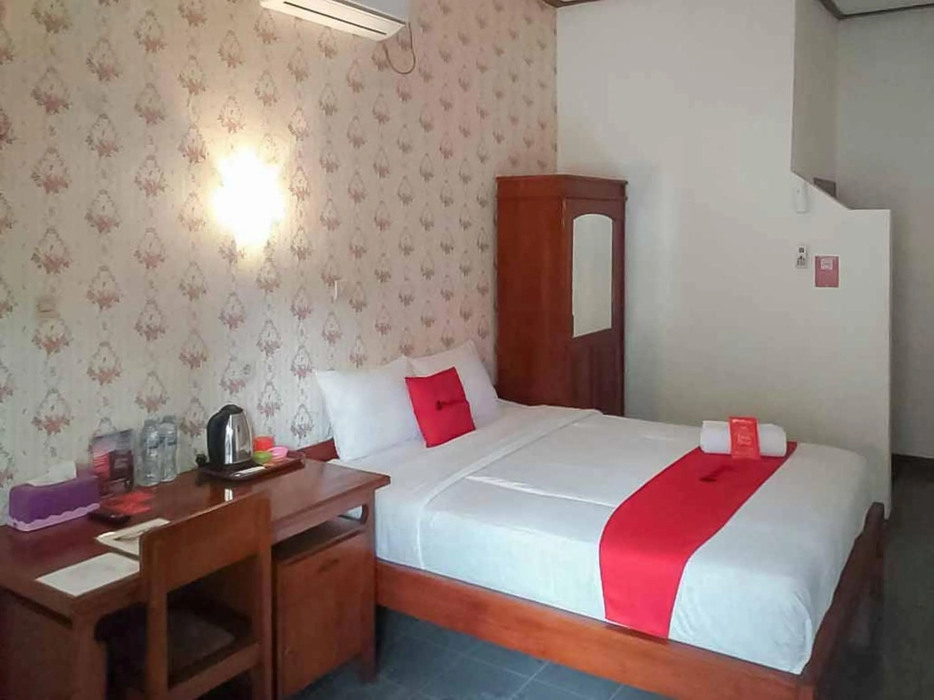 Deluxe Room in RedDoorz Plus @ Alun Alun Nganjuk