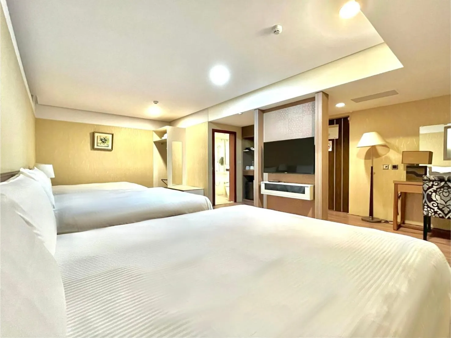  No Window - Family Suite in Grand Earl Hotel