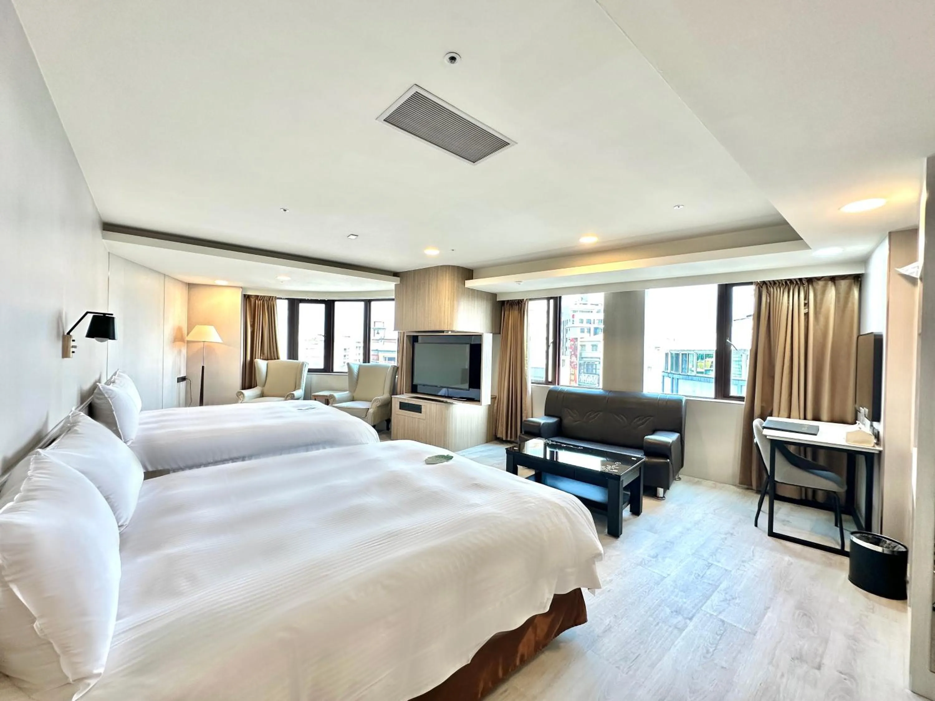 Deluxe Quadruple Room in Grand Earl Hotel