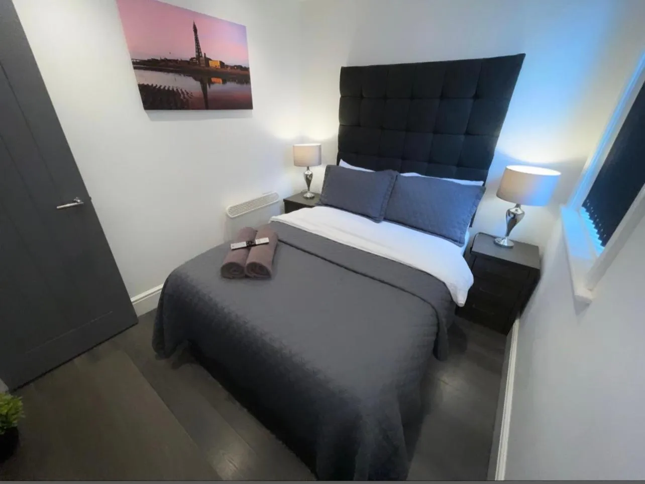 Delux apartment with hot tub in garden in Albert Hottub & Jacuzzi Apartments