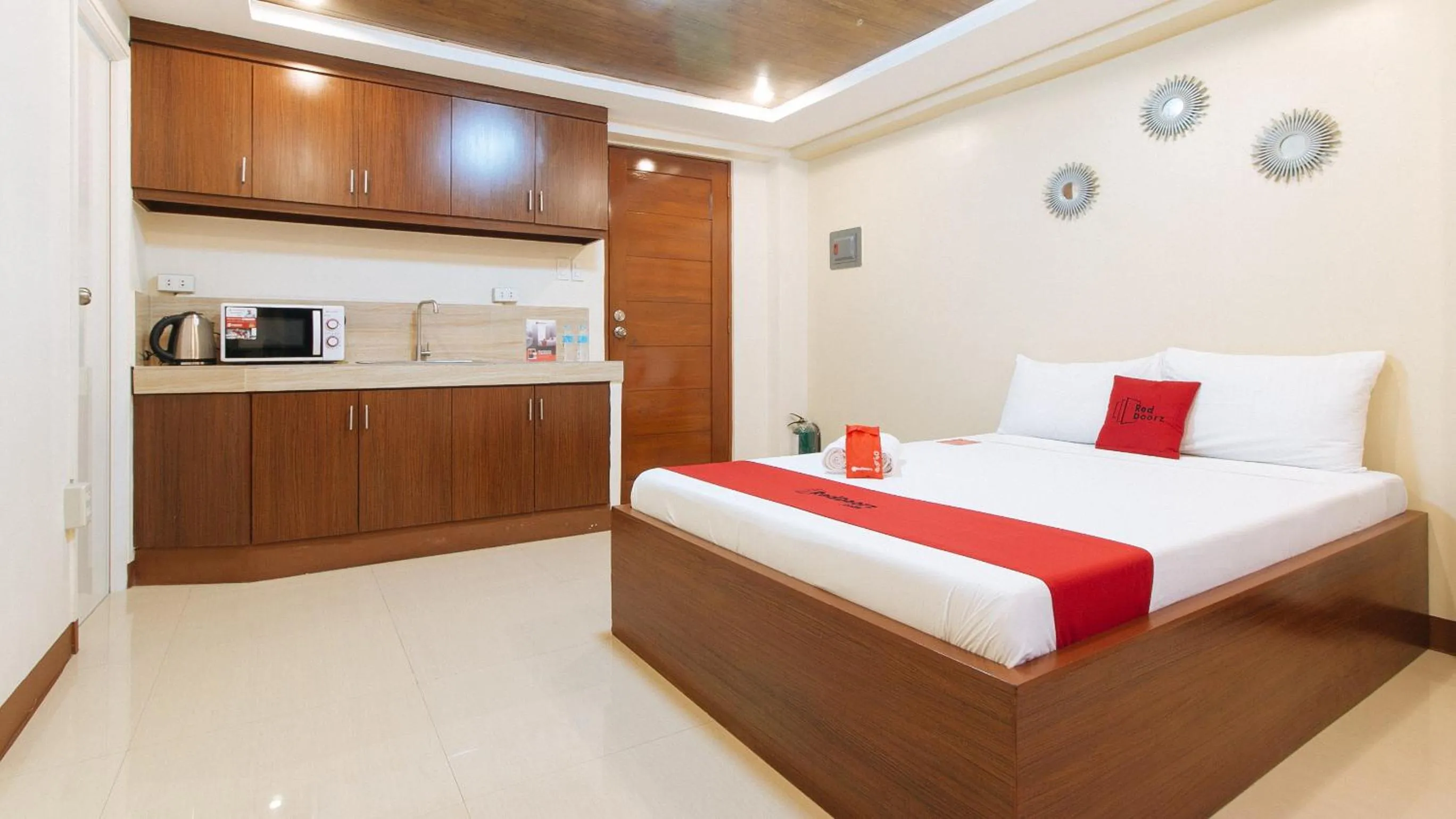 Deluxe Room in RedDoorz Plus near Uptown BGC Mall