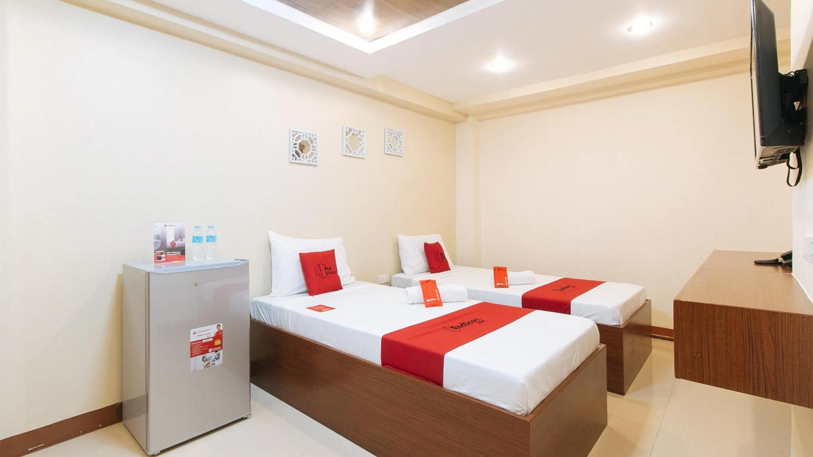 Deluxe Twin Room in RedDoorz Plus near Uptown BGC Mall