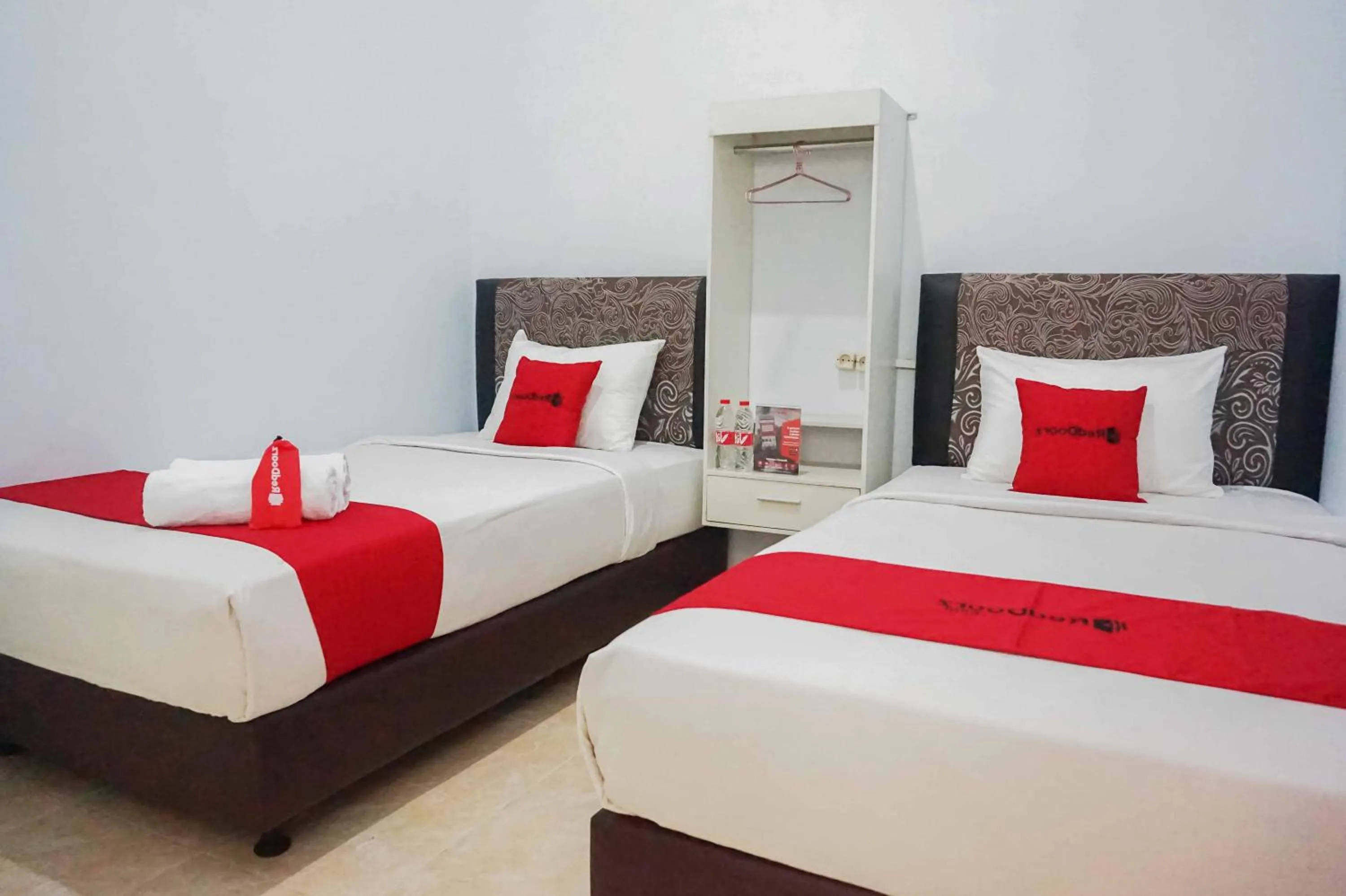 Twin Room in RedDoorz near Velodrome Malang 2