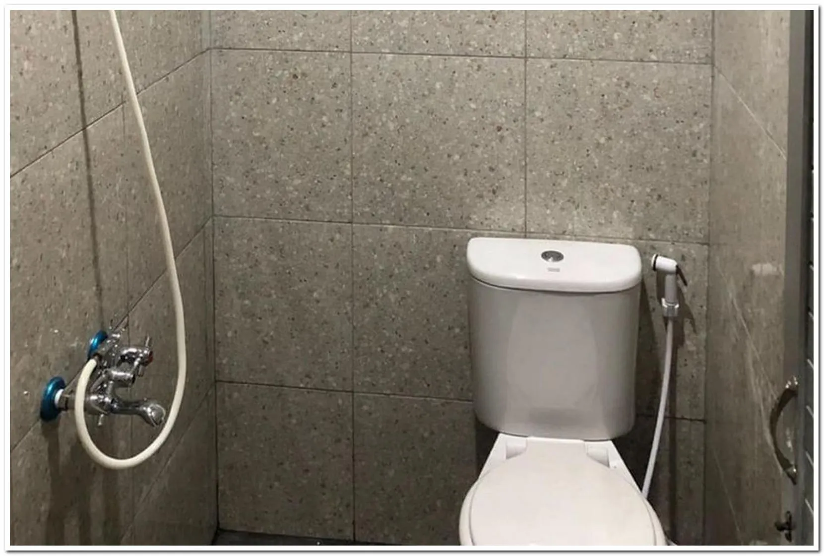 Twin Room in RedDoorz near RS Adam Malik Medan 2