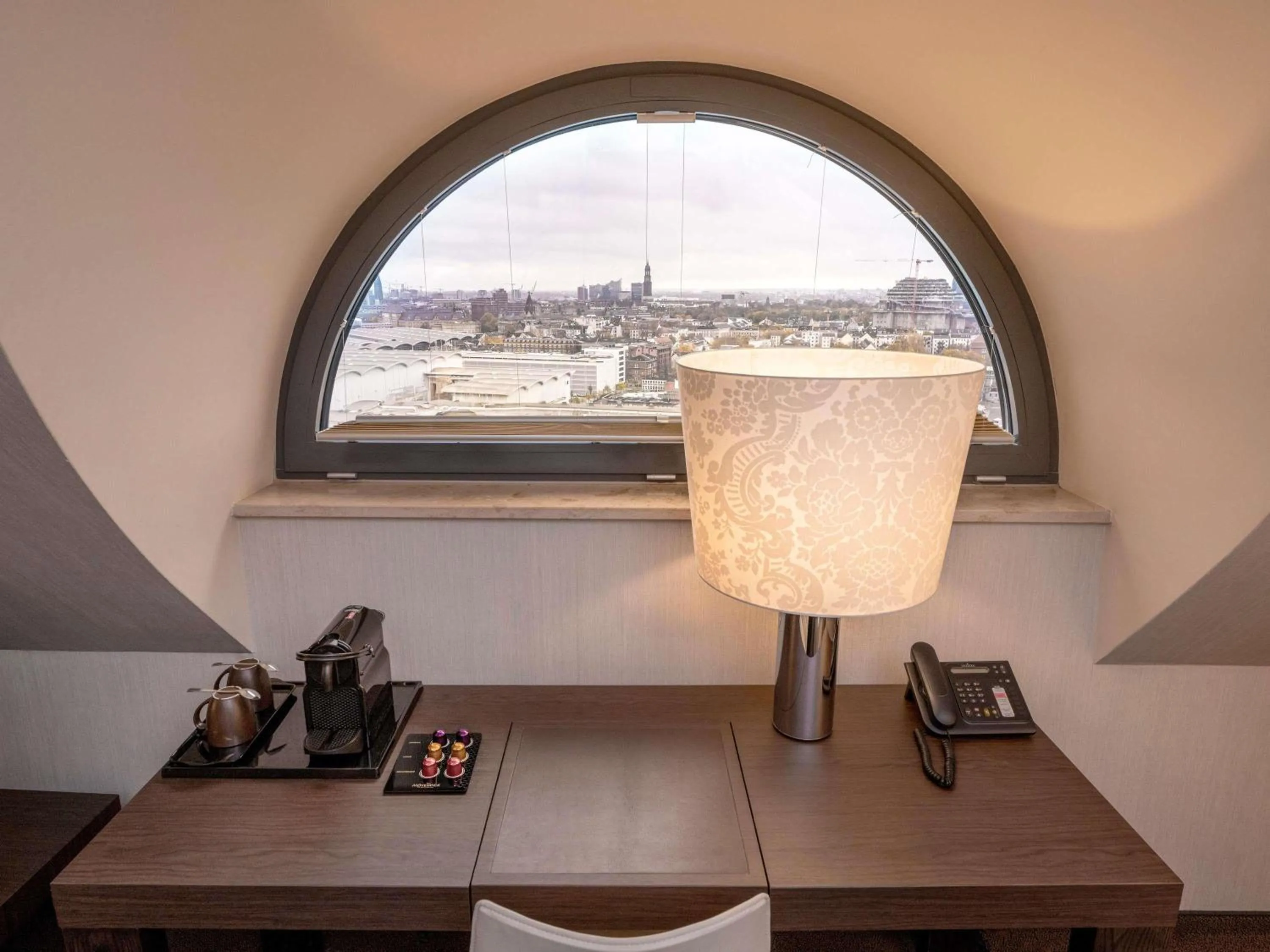 Premium Queen Room - single occupancy in MÖVENPICK Hotel Hamburg City