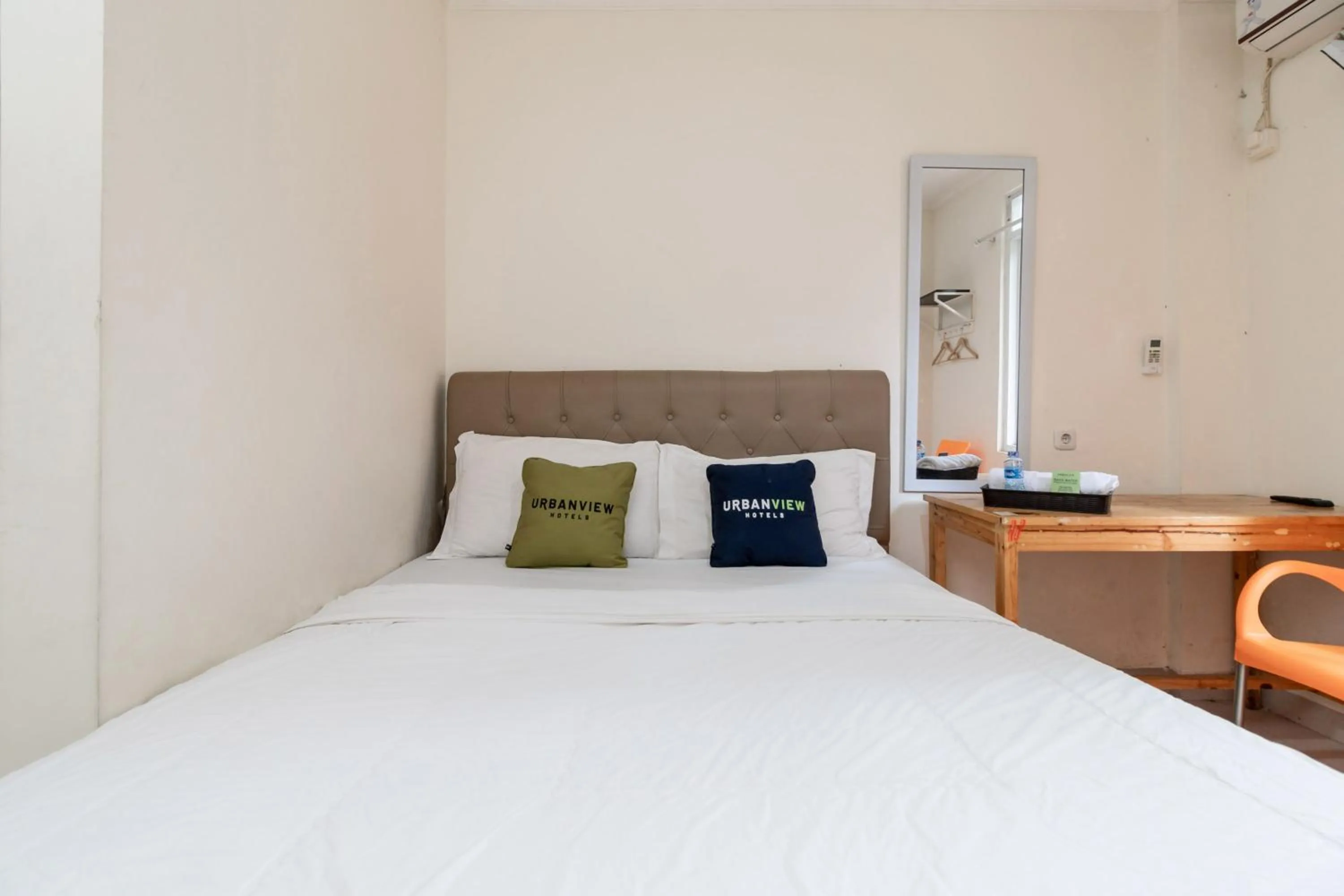 Superior Double Room in Urbanview Hotel Minongga Pondok Labu by RedDoorz