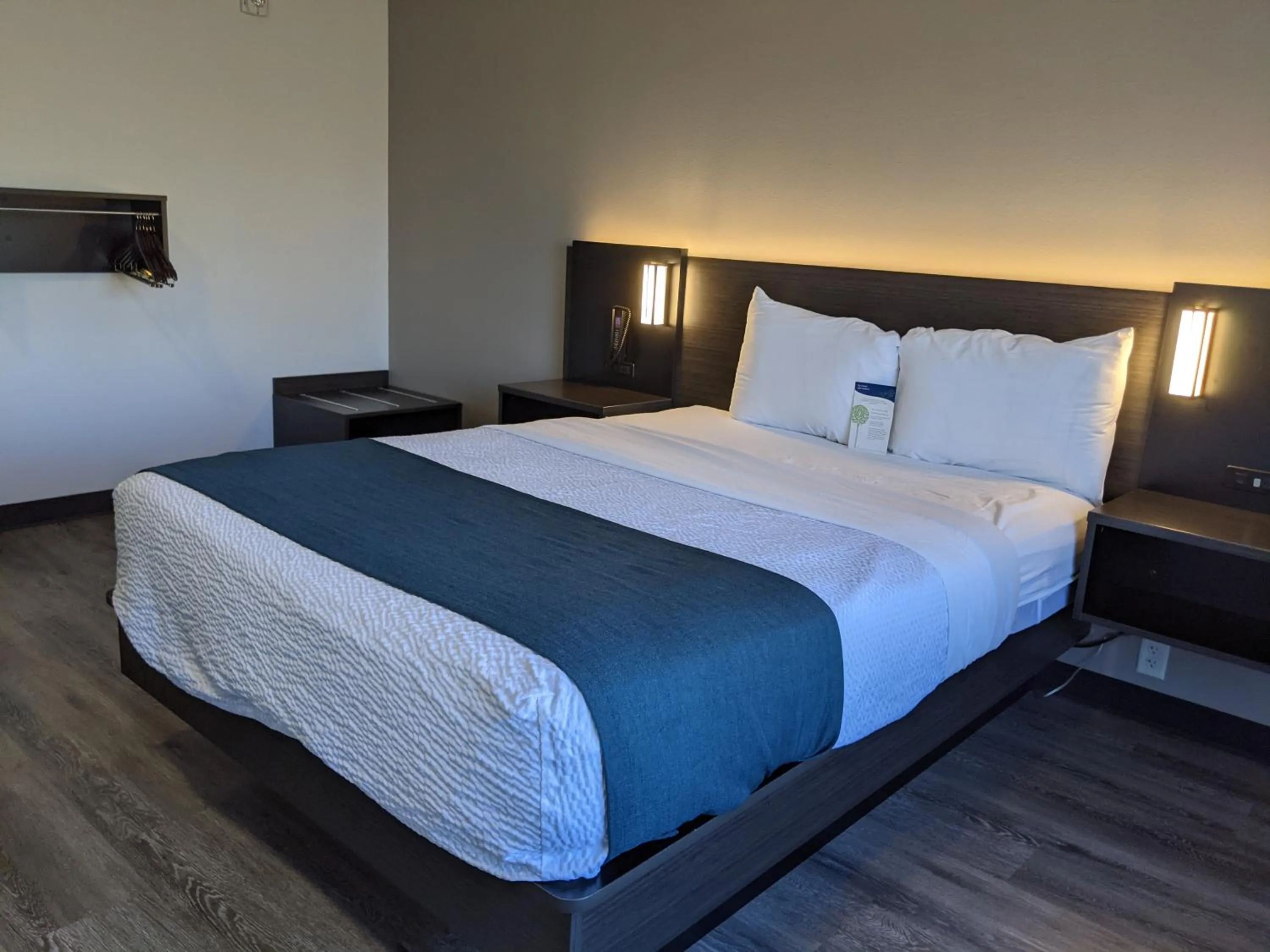 Queen Room - Disability Access - Roll in Shower in Motel 6 North Platte, NE - East