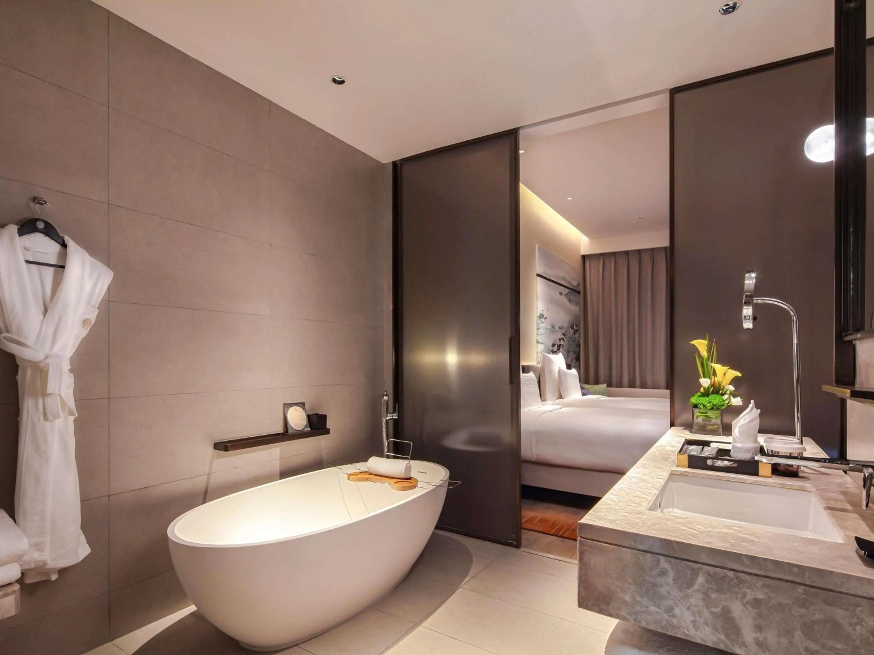 Deluxe Twin Room with Private Balcony and Lake View in Pullman Yueyang