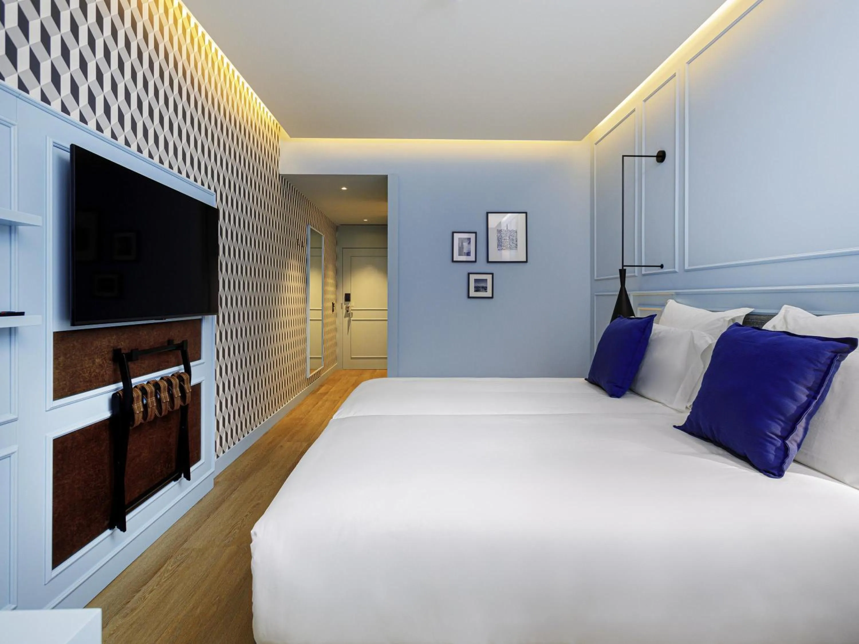Classic Connecting Room with Double and Twin Beds in Mercure Porto Centro Aliados