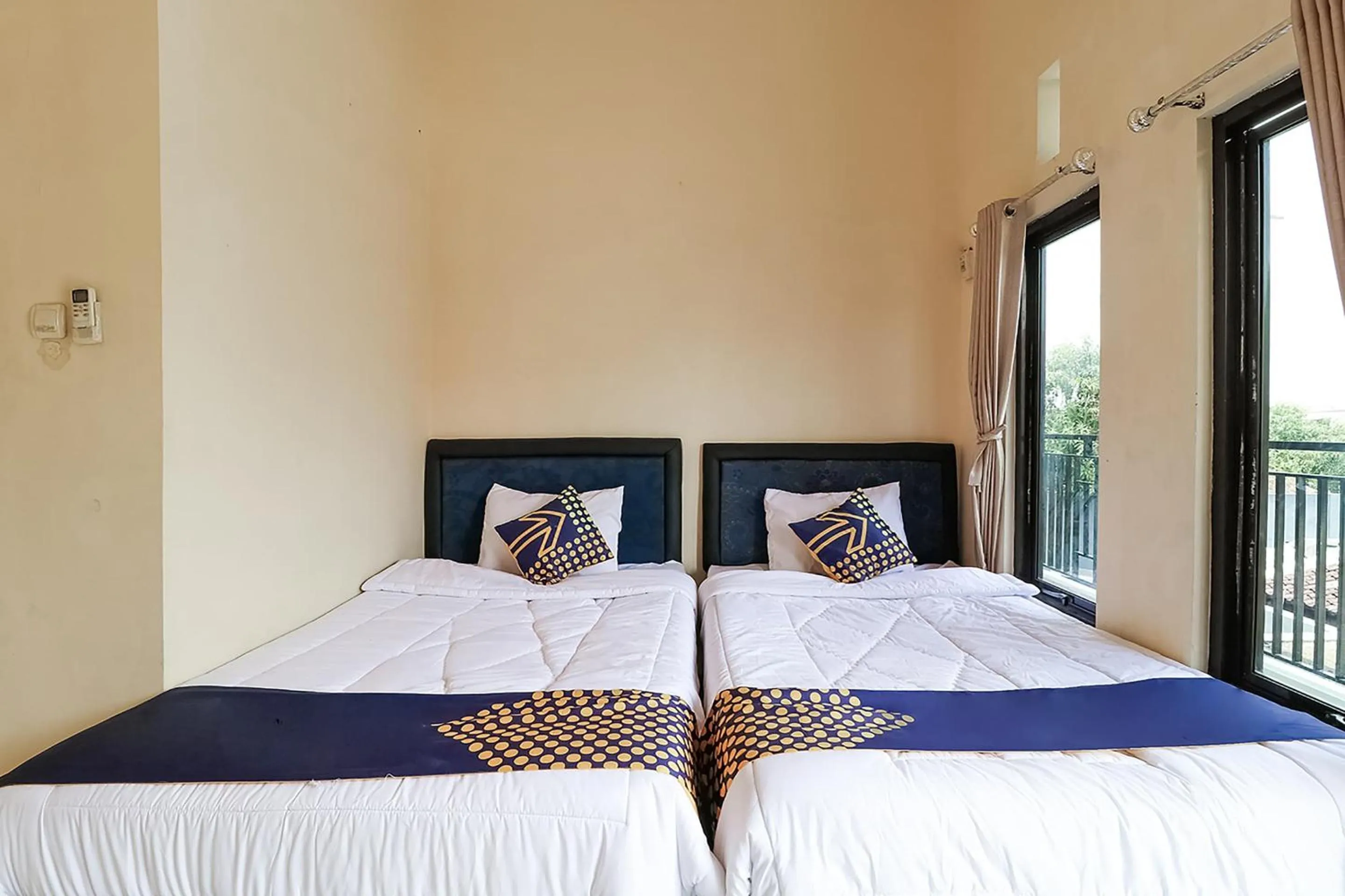 Economy Twin Room in SPOT ON 3859 Sweet Candy 2NearResinda park mall