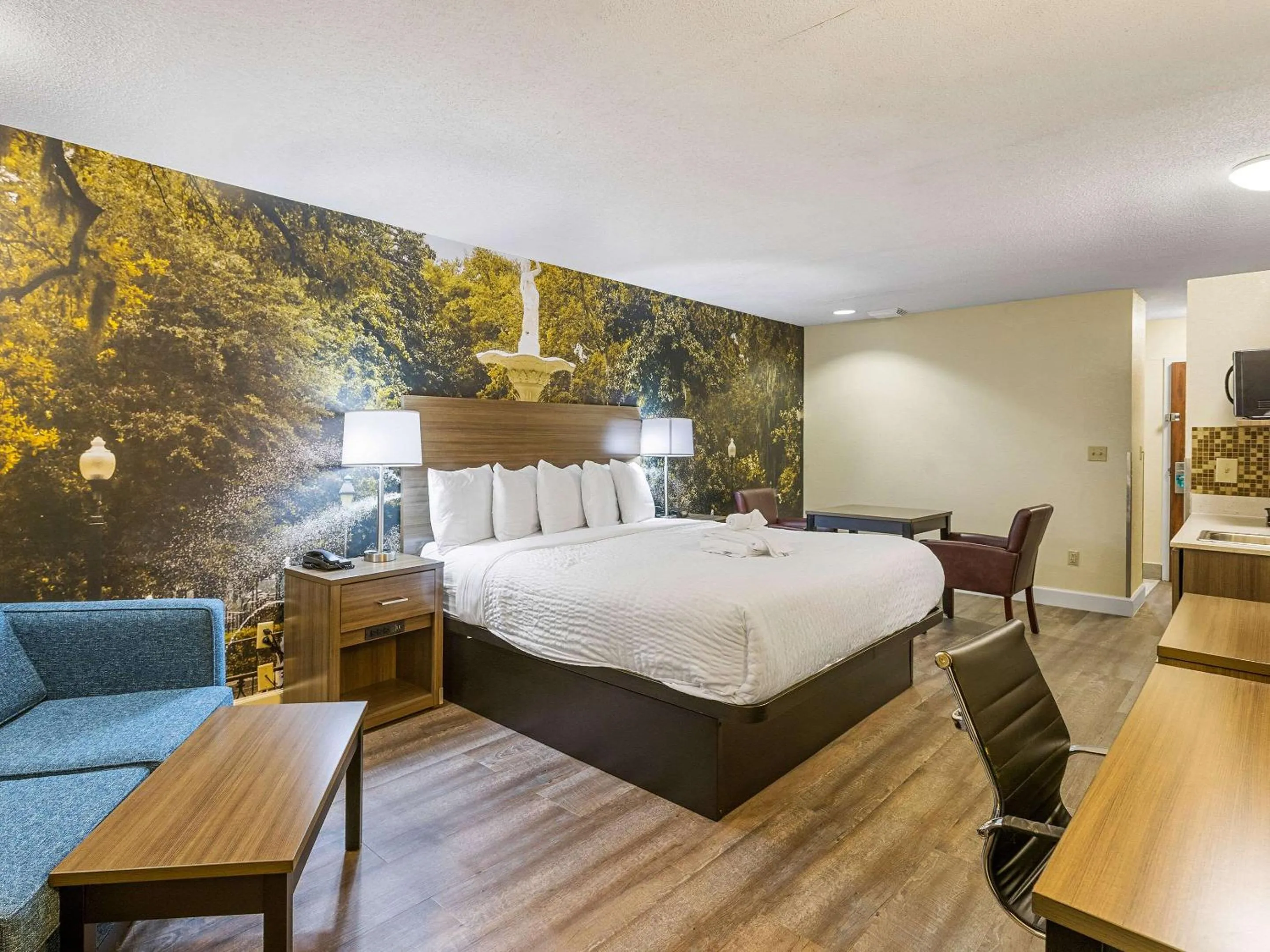 King Suite - Non-Smoking in Clarion Pointe Savannah Gateway I-95