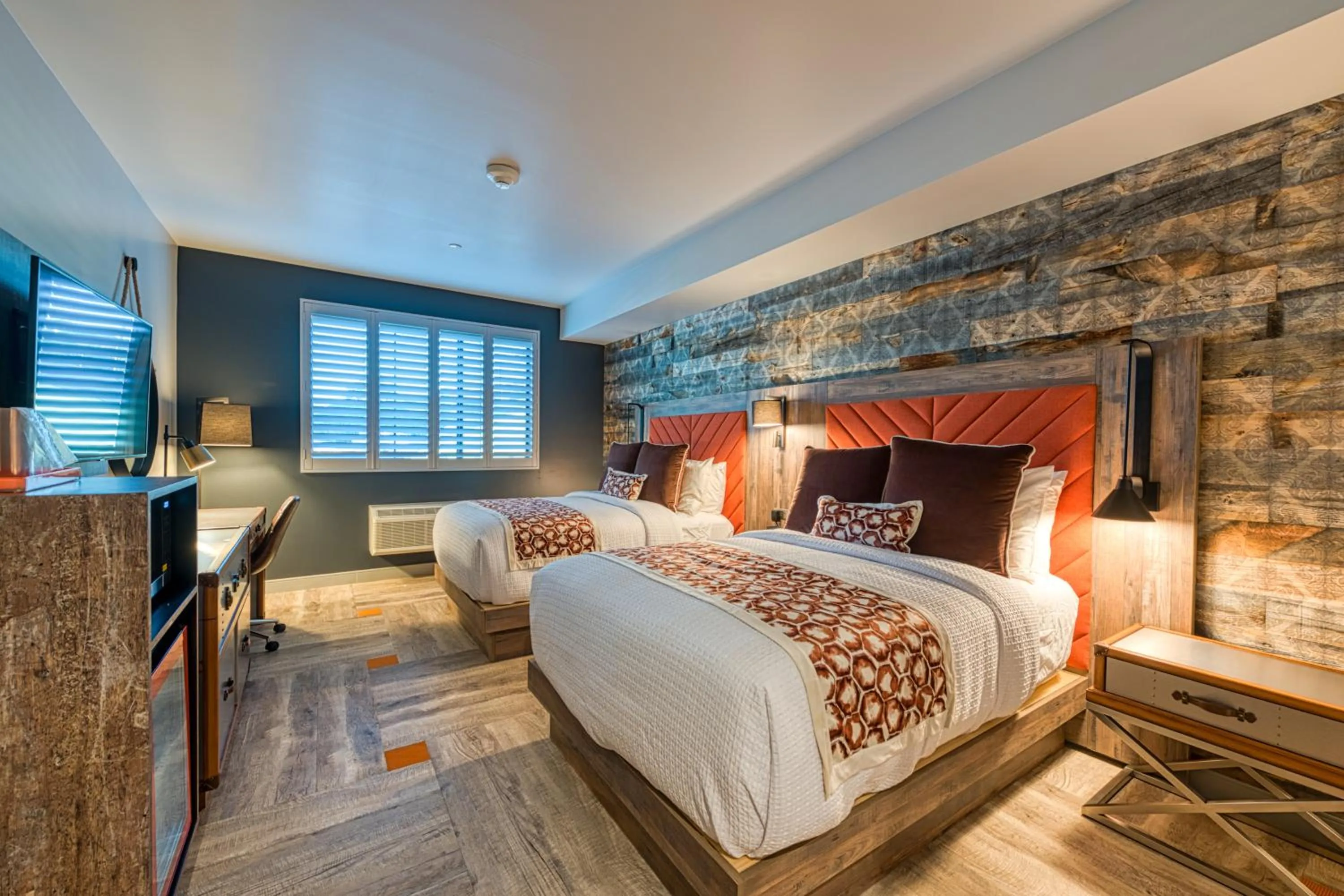 Deluxe Double Room in Hotel Lexen Newhall & Santa Clarita - Near Six Flags Magic Mountain